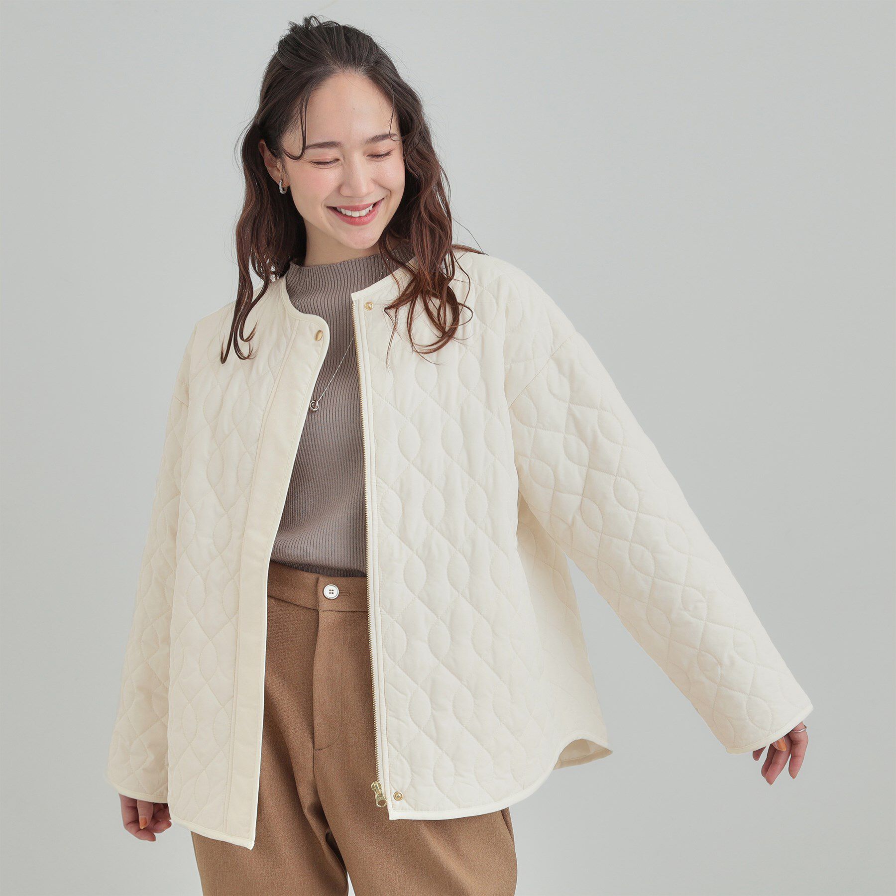 SHOO･LA･RUE「【洗濯機可/S-LL/撥水】ゴールドパーツで女性らしさをプラス 大人が着たい ノーカラーキルトジャケ」|ノーカラージャケット|