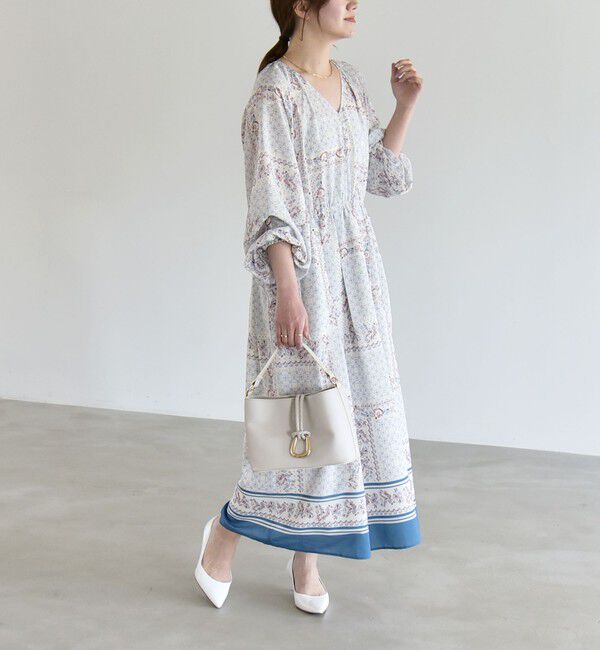 quaranciel「《予約》quaranciel:〈洗濯機可能〉フラワー スカーフ プリント Vネック フレア ワンピース」|ワンピース|