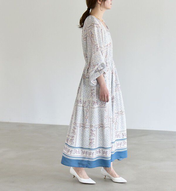 quaranciel「《予約》quaranciel:〈洗濯機可能〉フラワー スカーフ プリント Vネック フレア ワンピース」|ワンピース|