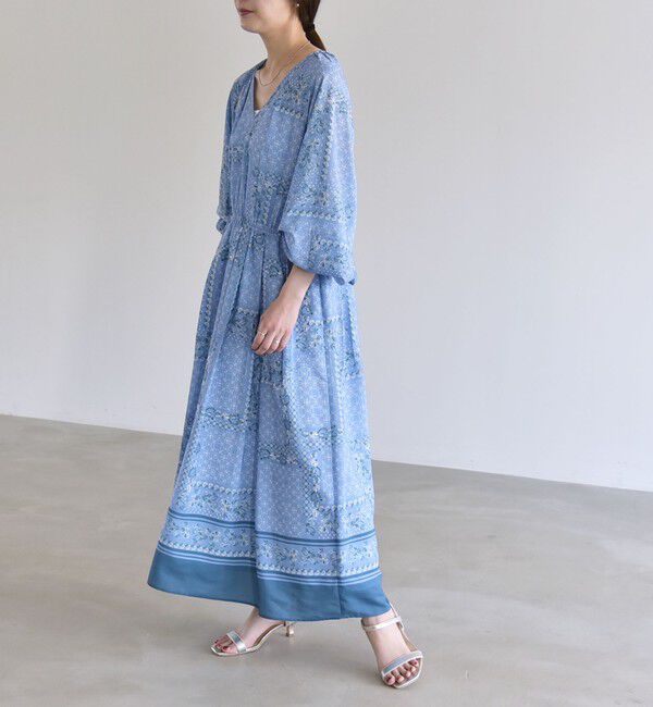 quaranciel「《予約》quaranciel:〈洗濯機可能〉フラワー スカーフ プリント Vネック フレア ワンピース」|ワンピース|ライトブルー