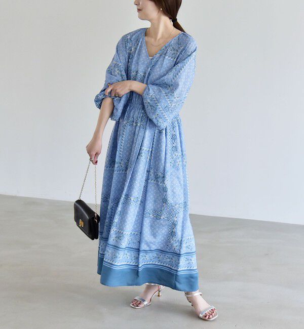 quaranciel「《予約》quaranciel:〈洗濯機可能〉フラワー スカーフ プリント Vネック フレア ワンピース」|ワンピース|