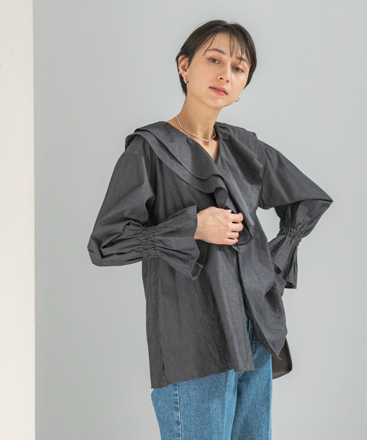 URBAN RESEARCH ROSSO「Vネックラッフルシアーデニムブラウス」|シャツ・ブラウス|