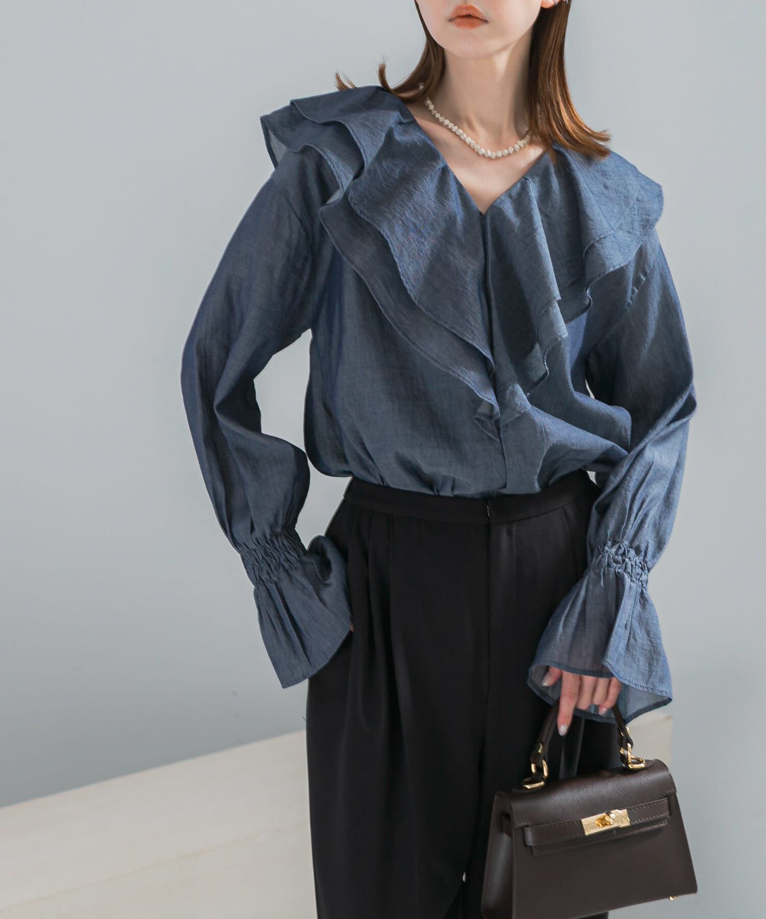 URBAN RESEARCH ROSSO「Vネックラッフルシアーデニムブラウス」|シャツ・ブラウス|インディゴブルー