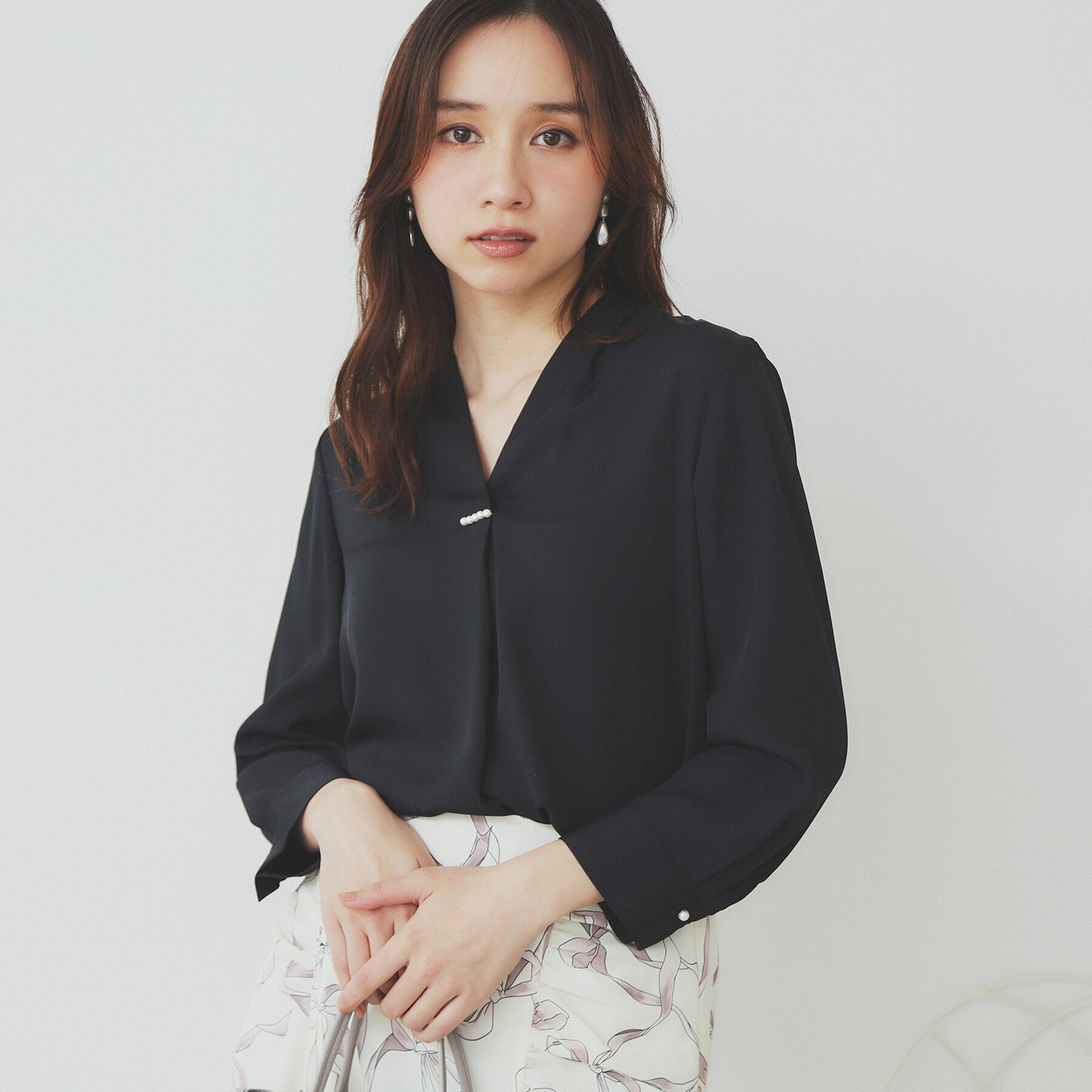 index「Vネックパール調ブラウス【洗濯機洗い可/イージーアイロン】」|シャツ・ブラウス|