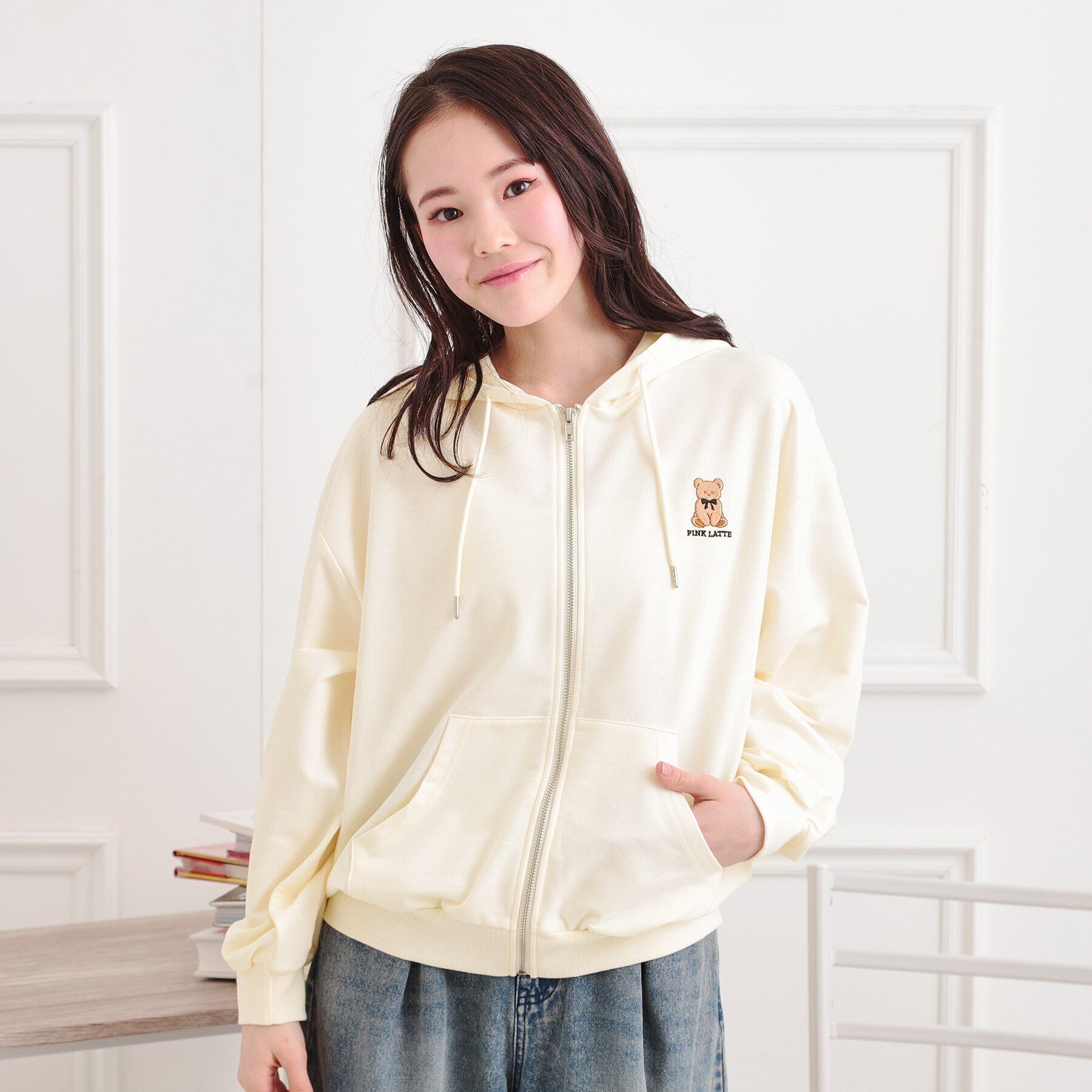PINK-latte「ミニ裏クマ刺繍ジップパーカ」|パーカー|アイボリー(004)