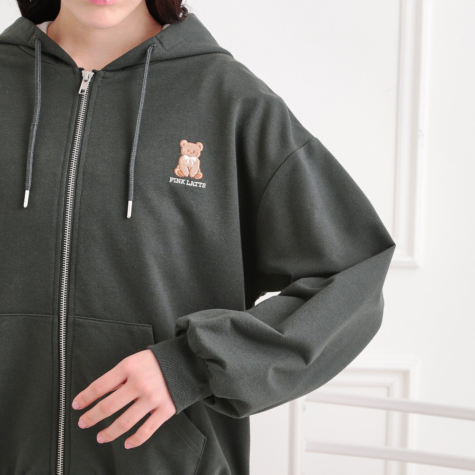 PINK-latte「ミニ裏クマ刺繍ジップパーカ」|パーカー|