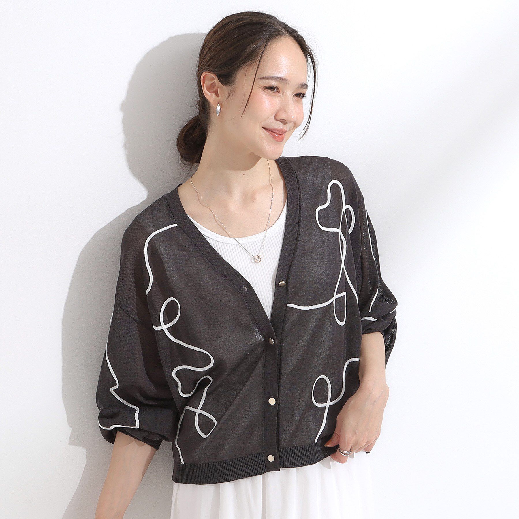 SHOO･LA･RUE「ニュアンスデザインがこなれ見え 刺繍デザイン シアーカーディガン」|カーディガン|