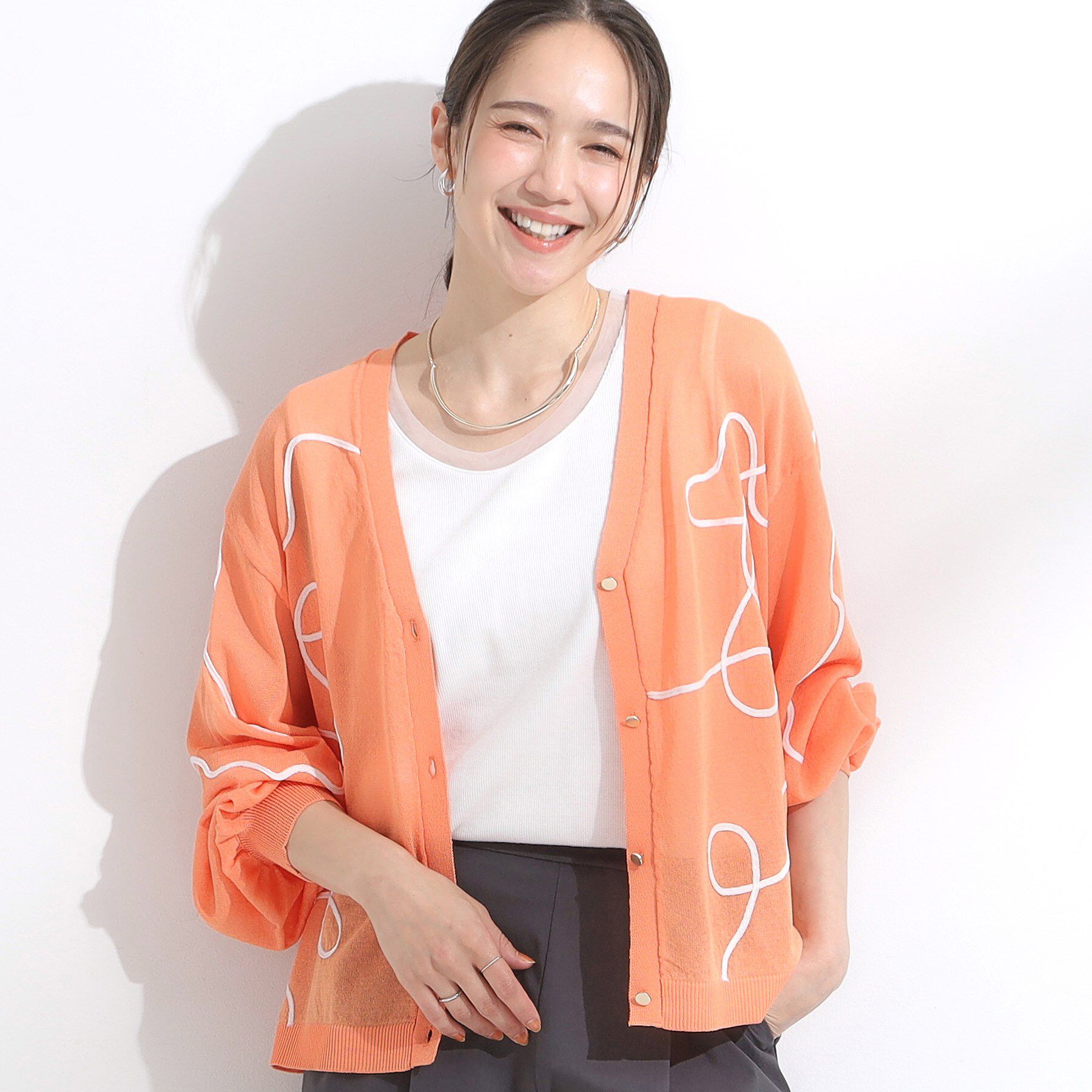 SHOO･LA･RUE「ニュアンスデザインがこなれ見え 刺繍デザイン シアーカーディガン」|カーディガン|オレンジ(066)