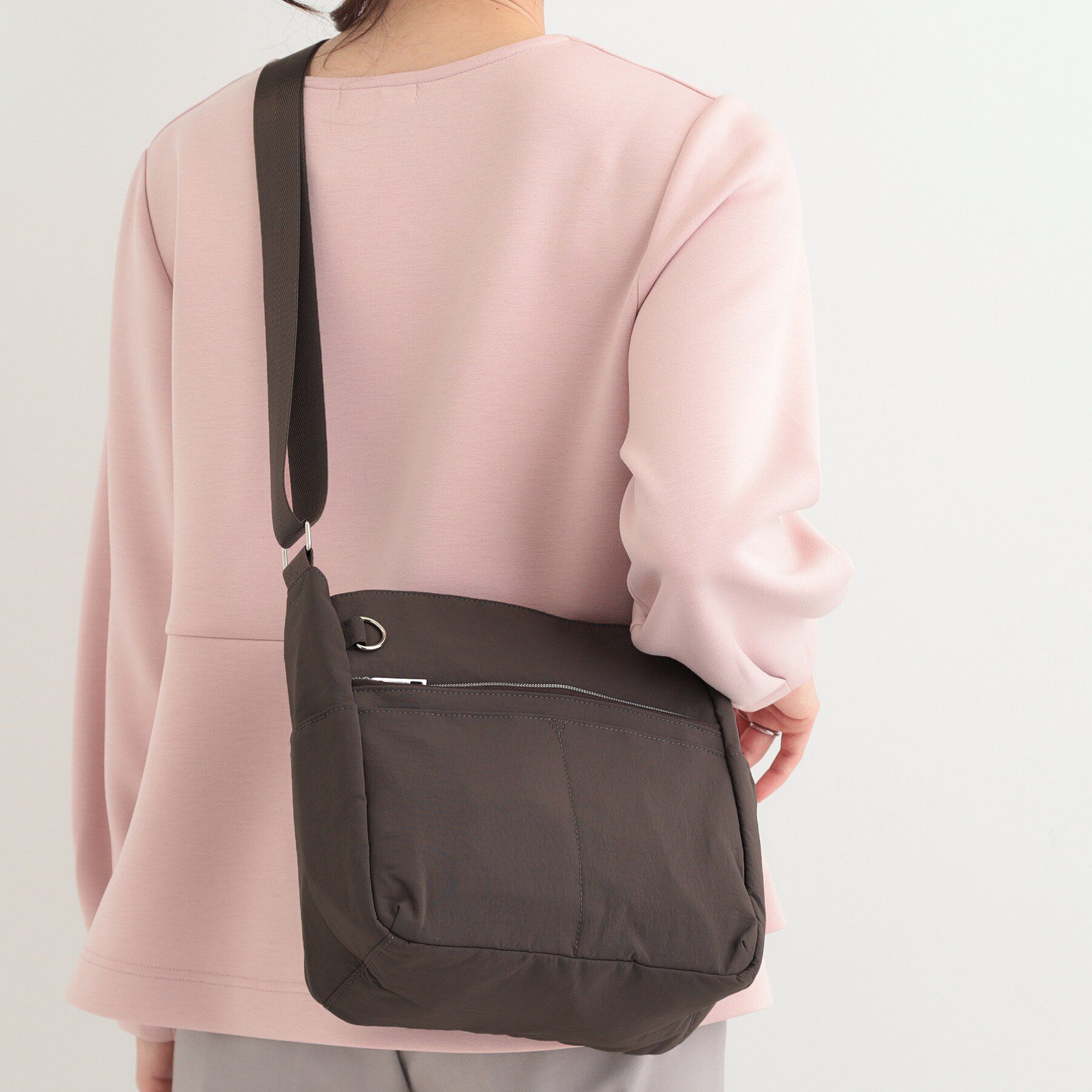 SHOO･LA･RUE「【撥水】収納力のある 10ポケットショルダーバッグ」|ショルダー・メッセンジャー|モカブラウン(042