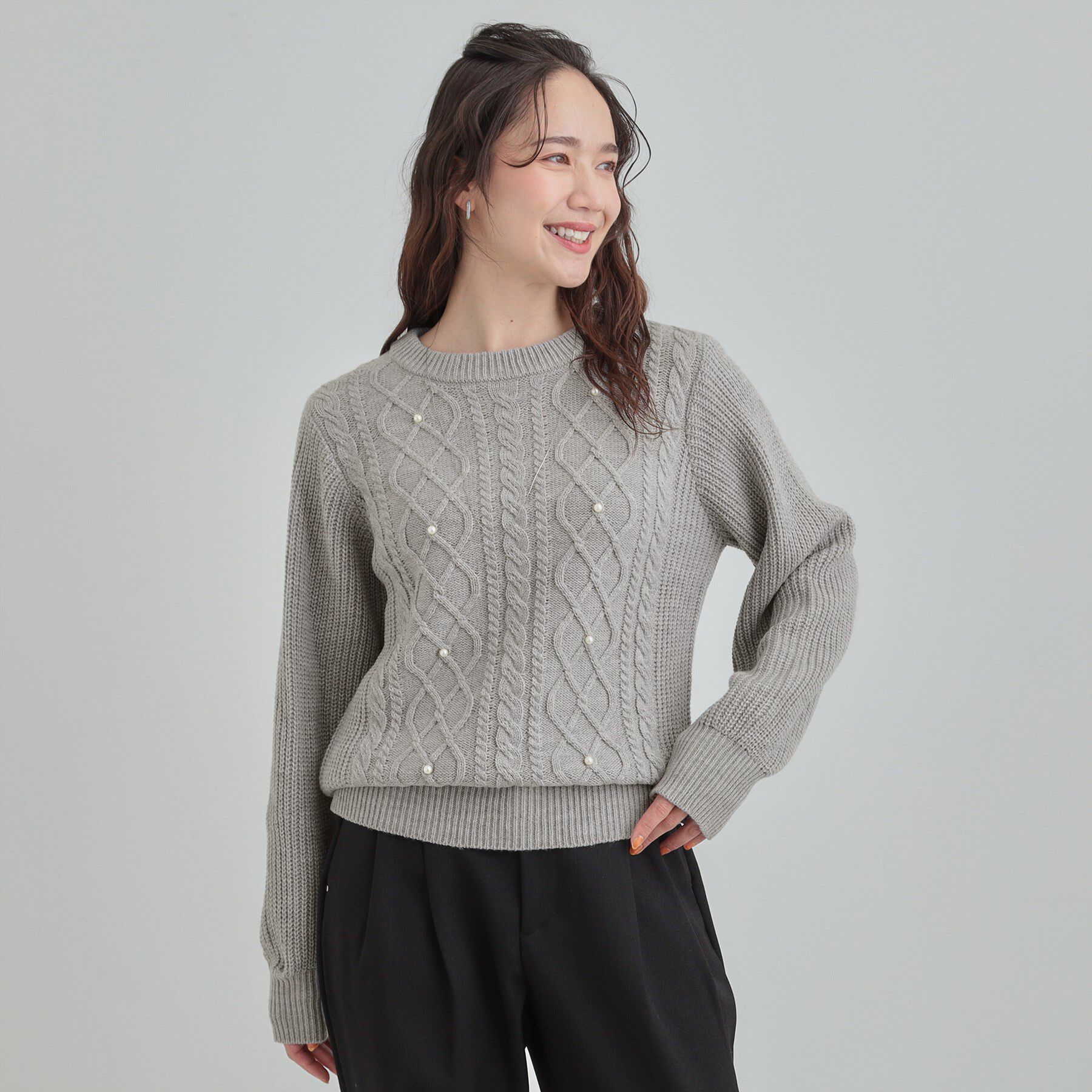 SHOO･LA･RUE「【洗濯機可/S-LL】フェイクパールで上品見え ケーブルニット」|ニット・セーター|