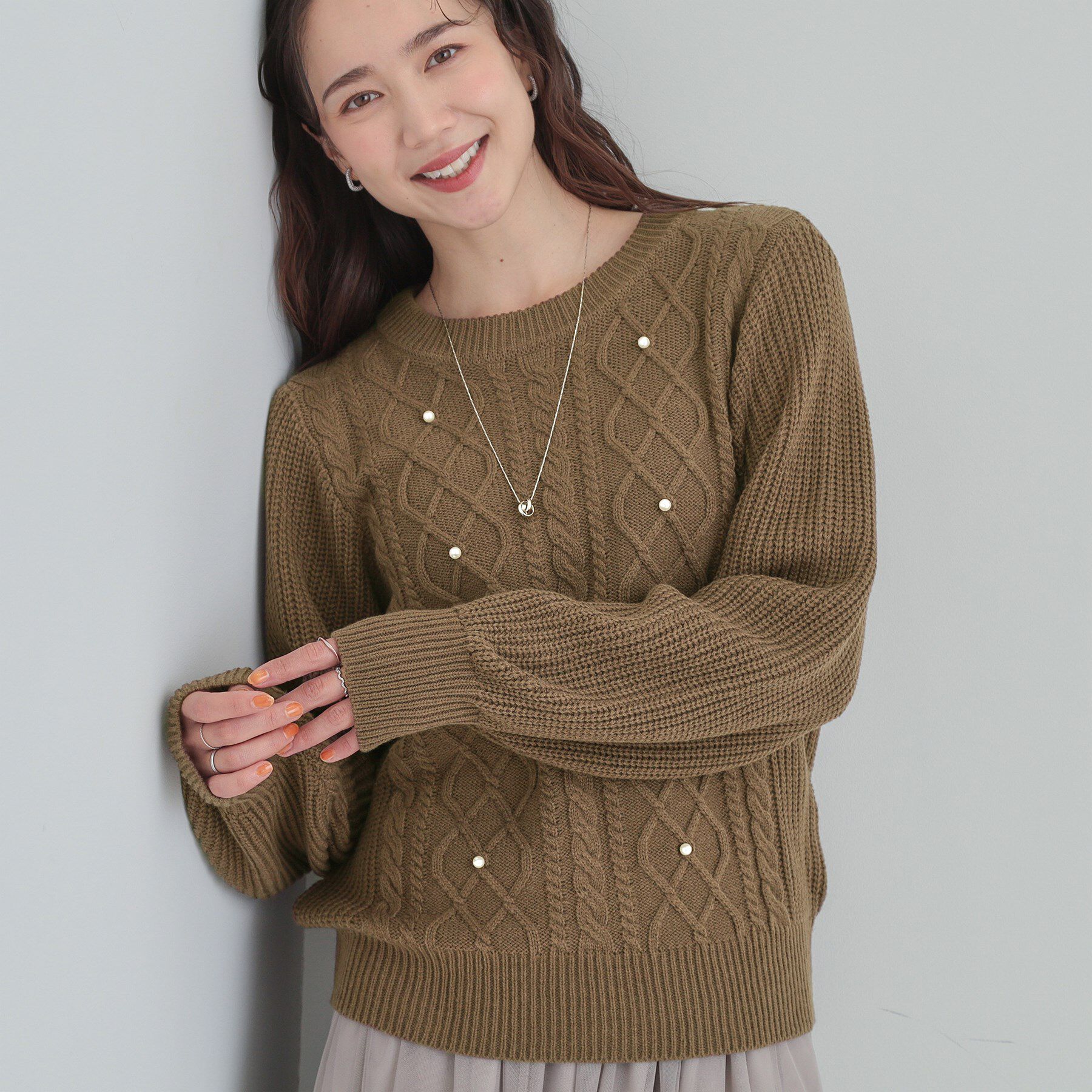 SHOO･LA･RUE「【洗濯機可/S-LL】フェイクパールで上品見え ケーブルニット」|ニット・セーター|モカブラウン(042