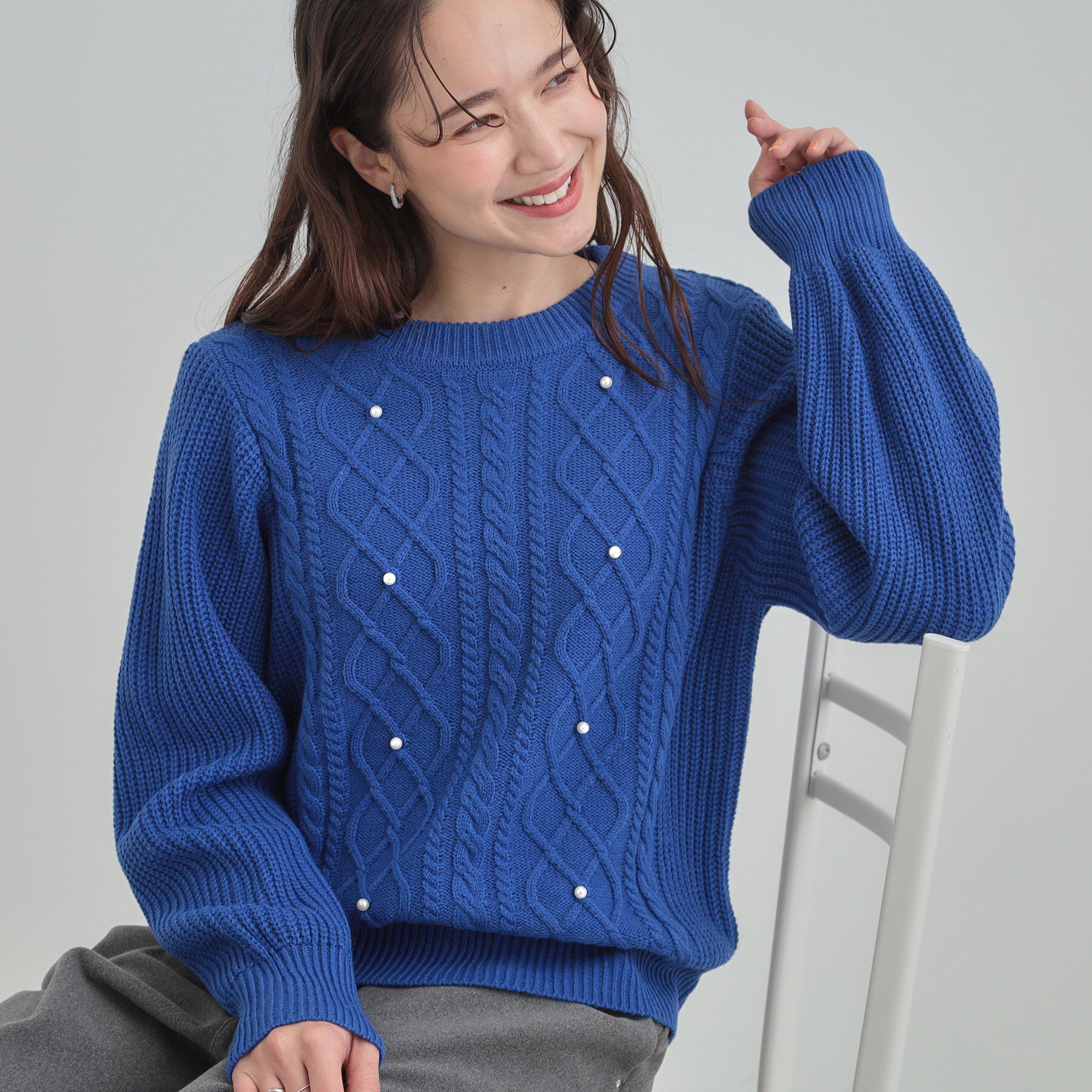 SHOO･LA･RUE「【洗濯機可/S-LL】フェイクパールで上品見え ケーブルニット」|ニット・セーター|ブルー(093)