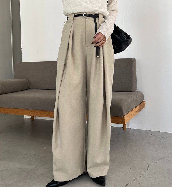  「〈C.L〉レザーベルト付変形タックパンツ」|チノ|