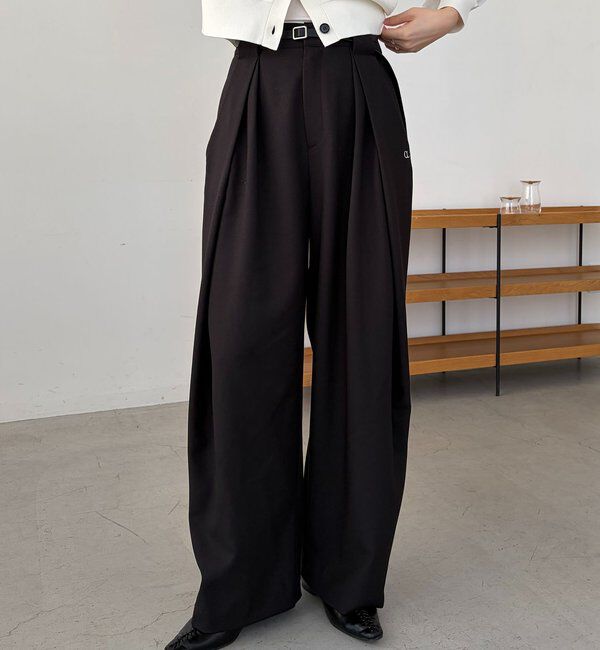  「〈C.L〉レザーベルト付変形タックパンツ」|チノ|ブラック