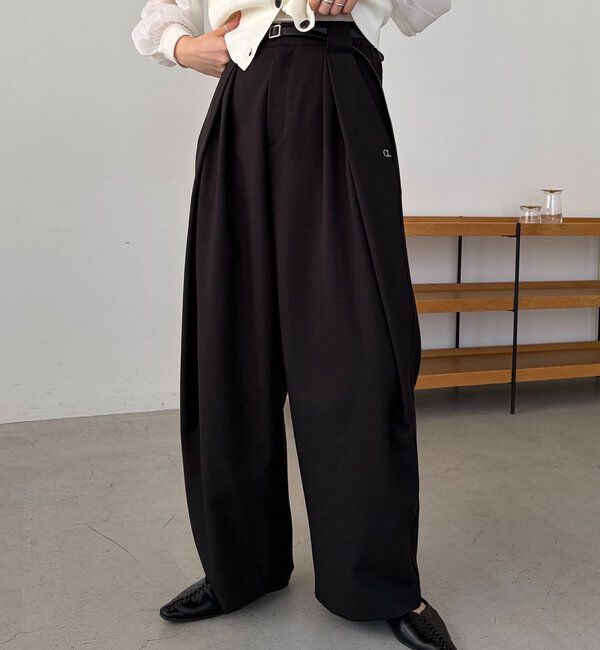  「〈C.L〉レザーベルト付変形タックパンツ」|チノ|