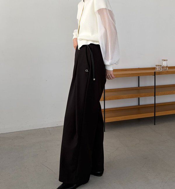  「〈C.L〉レザーベルト付変形タックパンツ」|チノ|