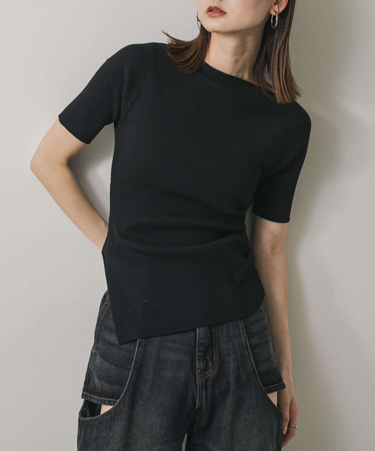 SENSE OF PLACE by URBAN RESEARCH「アシメネックセーター(半袖)」|ニット・セーター|ブラック