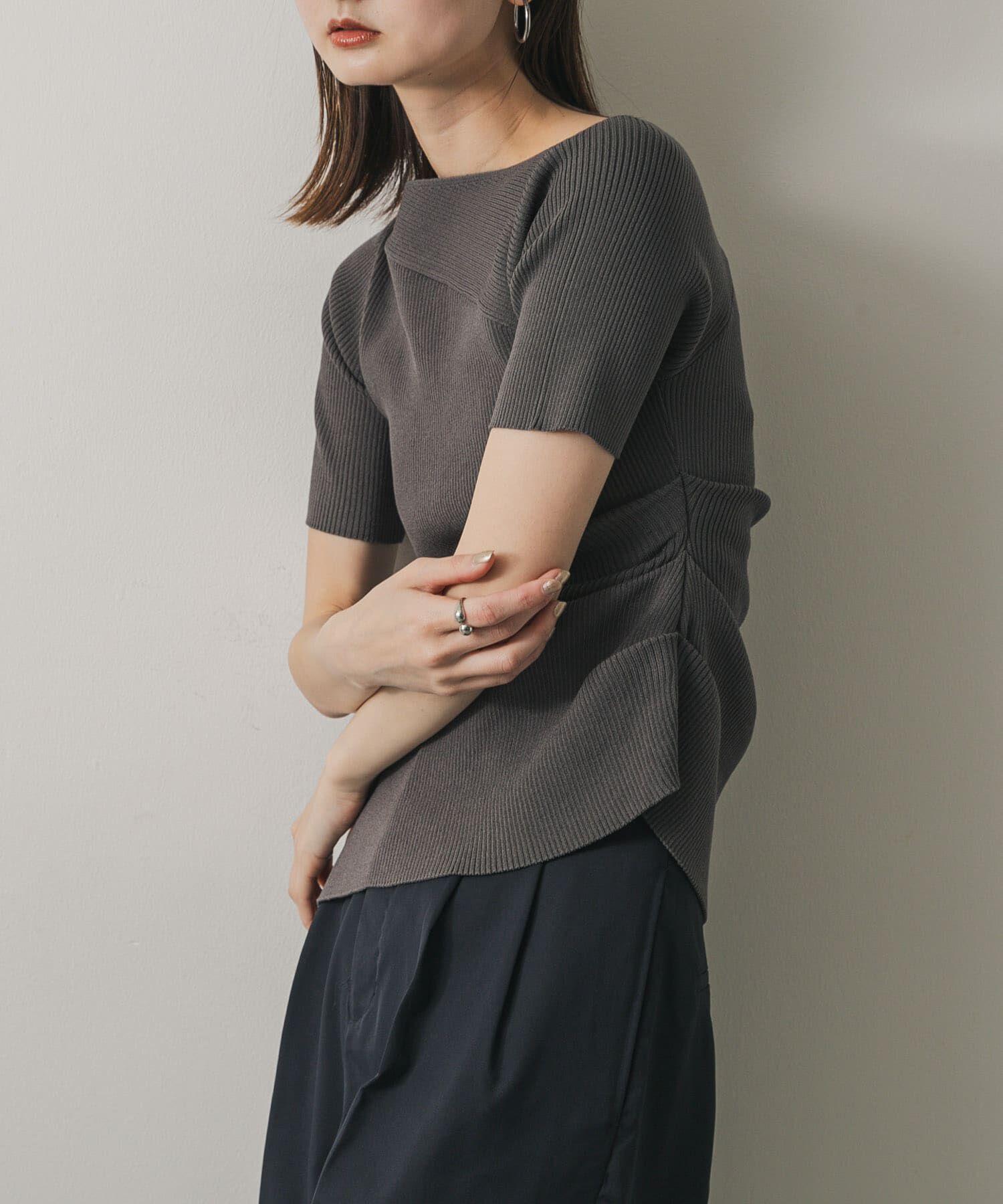 SENSE OF PLACE by URBAN RESEARCH「アシメネックセーター(半袖)」|ニット・セーター|チャコールグレー