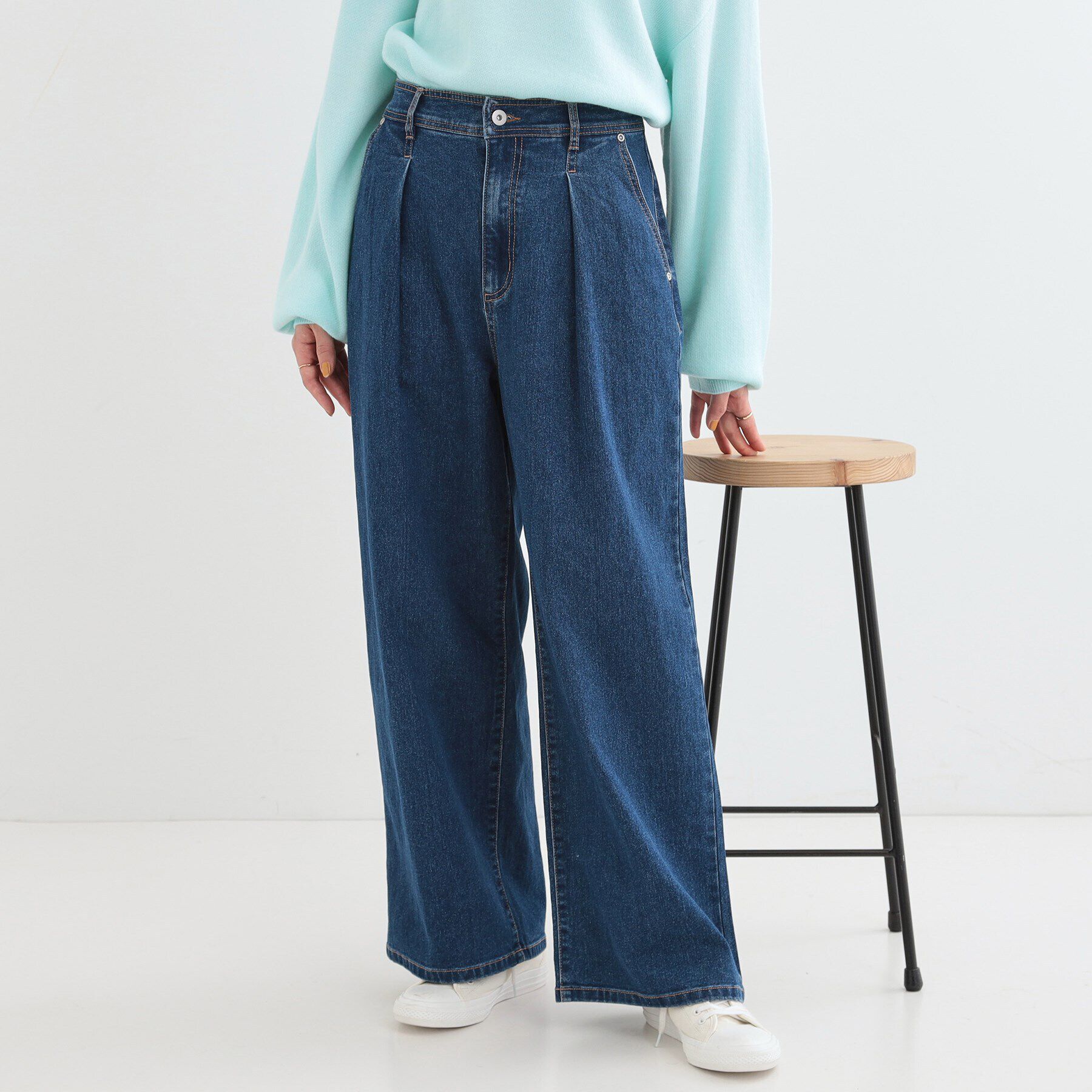 SHOO･LA･RUE「後ろウエストゴムが楽 大人のタックワイド デニムパンツ」|デニム|ブルー(093)