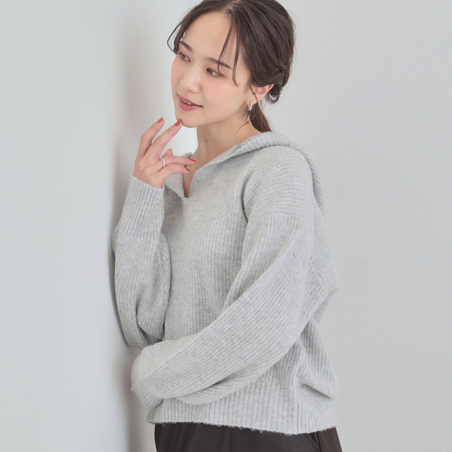 SHOO･LA･RUE「【S-LL】お顔周りをすっきり魅せる ふんわり Vネックフードニット」|ニット・セーター|グレー(012)