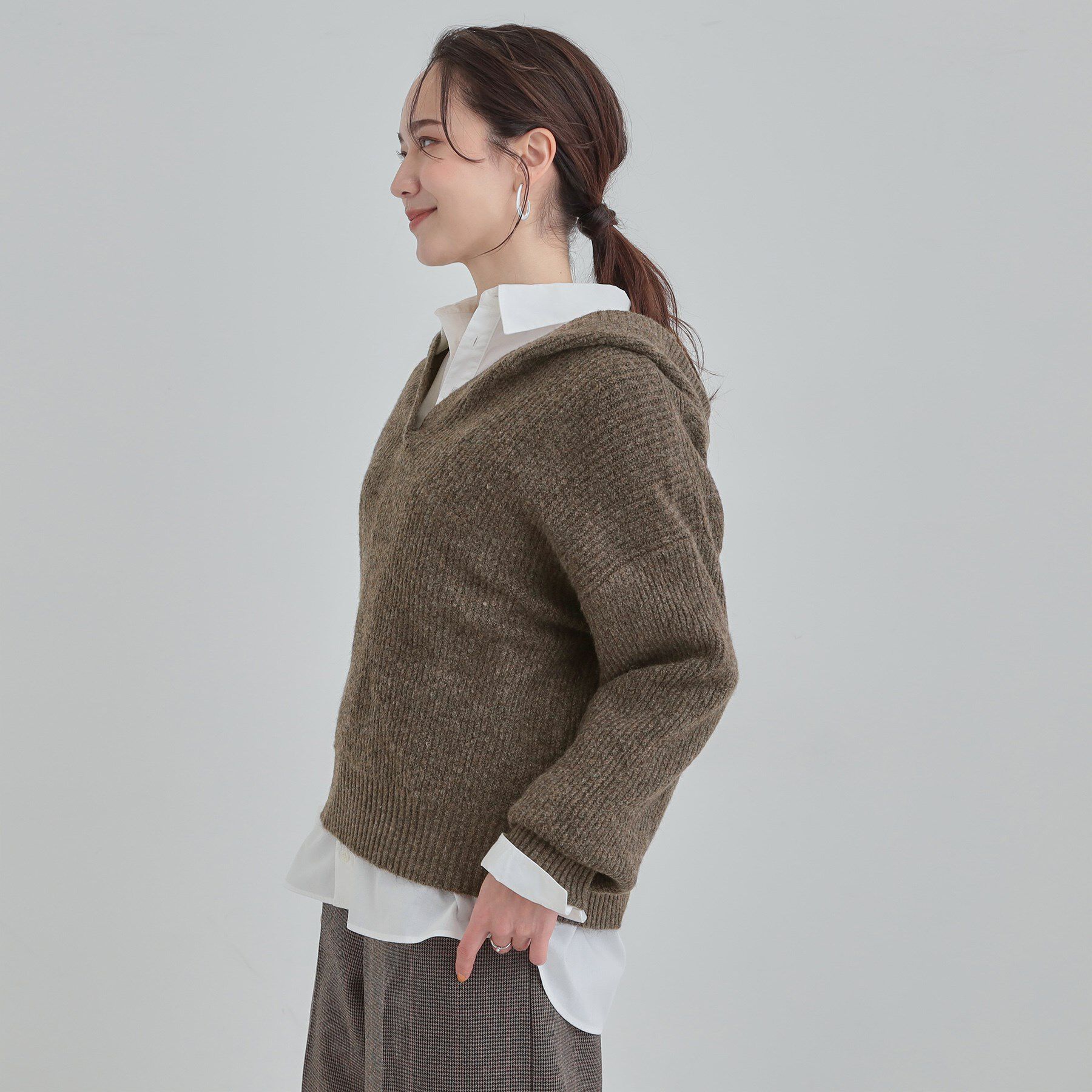 SHOO･LA･RUE「【S-LL】お顔周りをすっきり魅せる ふんわり Vネックフードニット」|ニット・セーター|