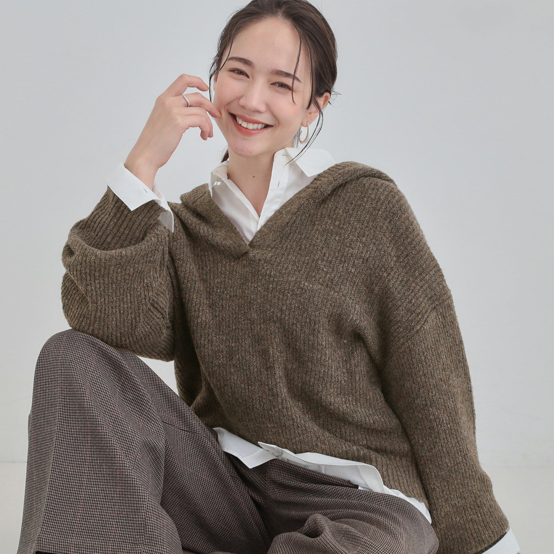 SHOO･LA･RUE「【S-LL】お顔周りをすっきり魅せる ふんわり Vネックフードニット」|ニット・セーター|ブラウン(044)