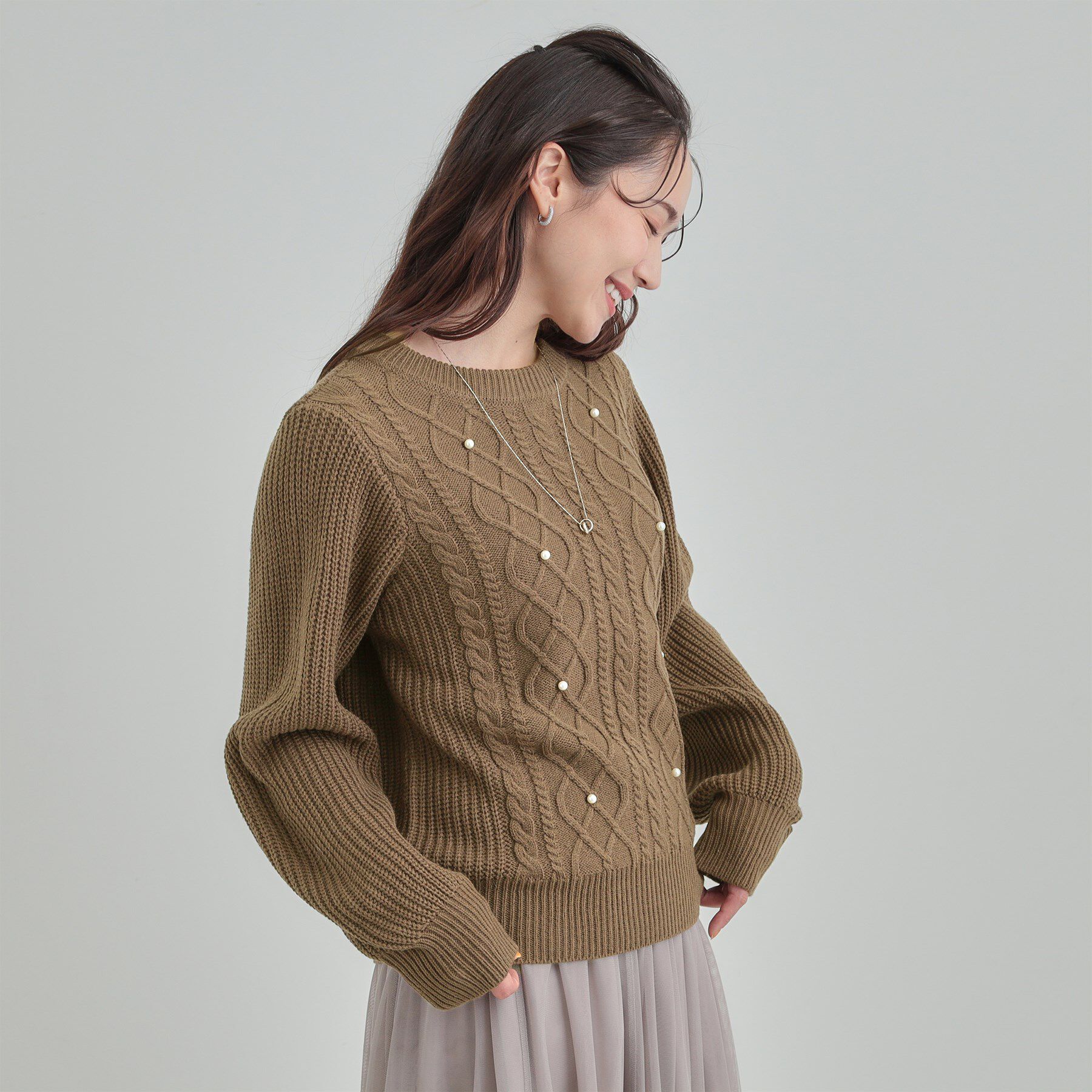 SHOO･LA･RUE「【洗濯機可/S-LL】フェイクパールで上品見え ケーブルニット」|ニット・セーター|