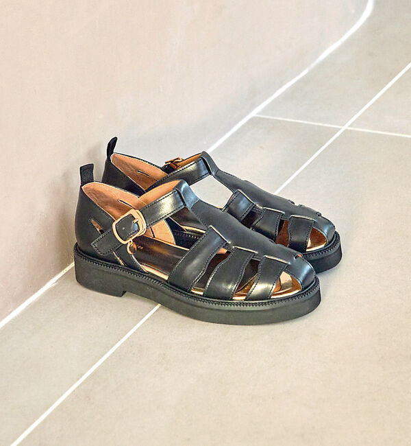 AU BANNISTER「チャームベルトグルカサンダル」|サンダル|ブラック