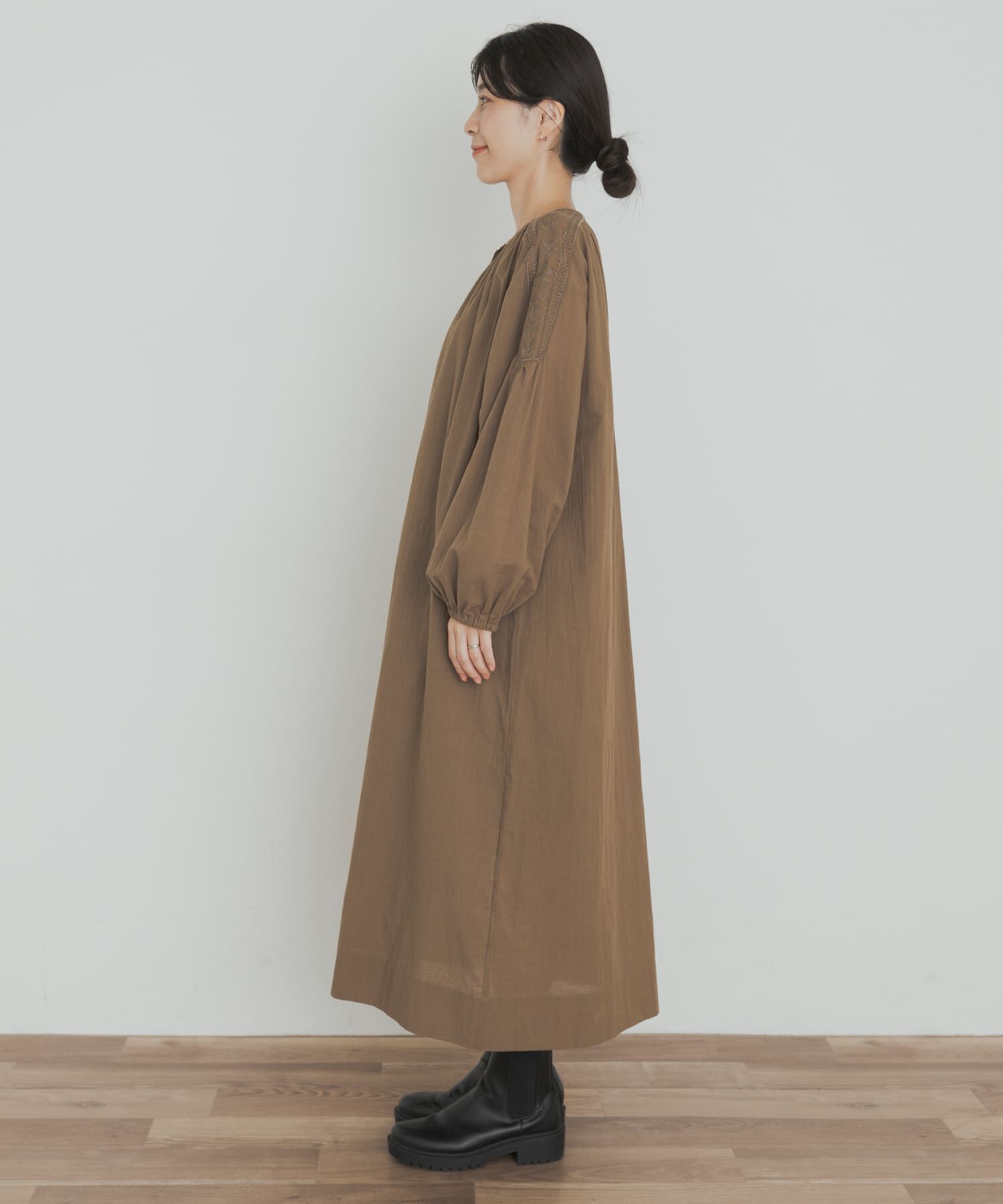 URBAN RESEARCH DOORS「エンブロイダリーギャザーワンピース」|ワンピース|