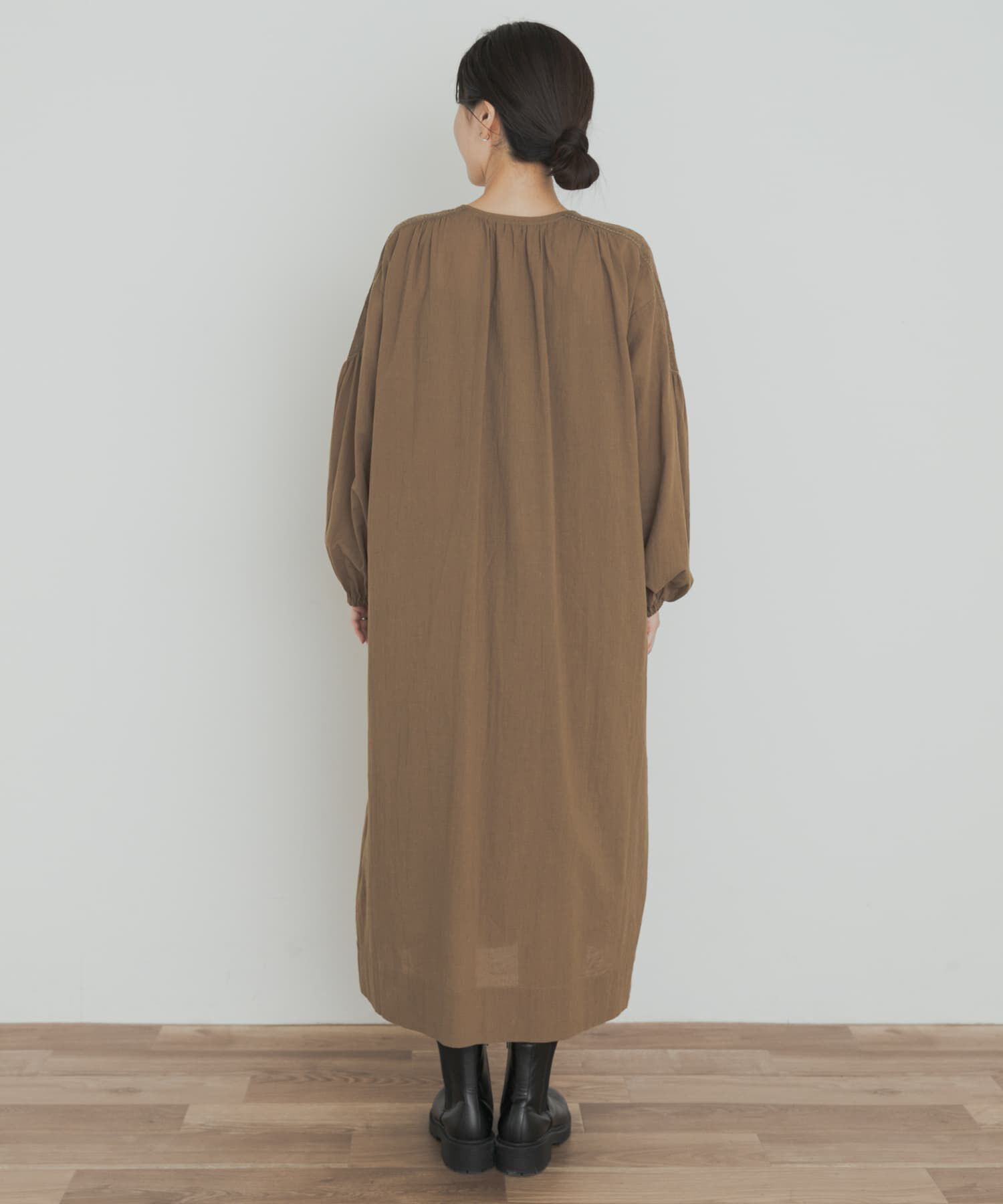 URBAN RESEARCH DOORS「エンブロイダリーギャザーワンピース」|ワンピース|