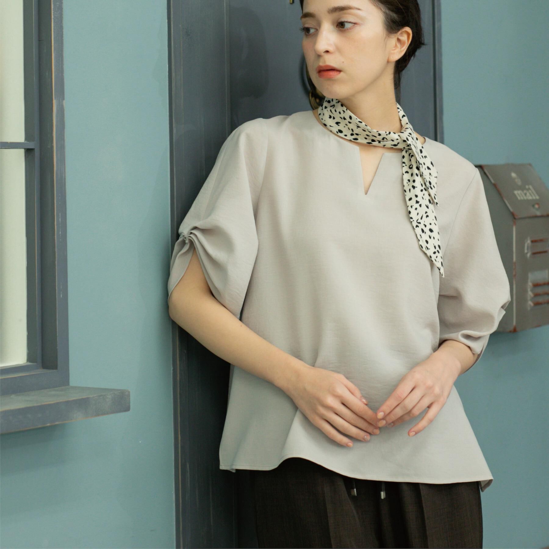 OPAQUE.CLIP「リネンライクキーネックタックスリーブブラウス【洗濯機洗い可/吸水速乾/接触冷感】」|シャツ・ブラウス|