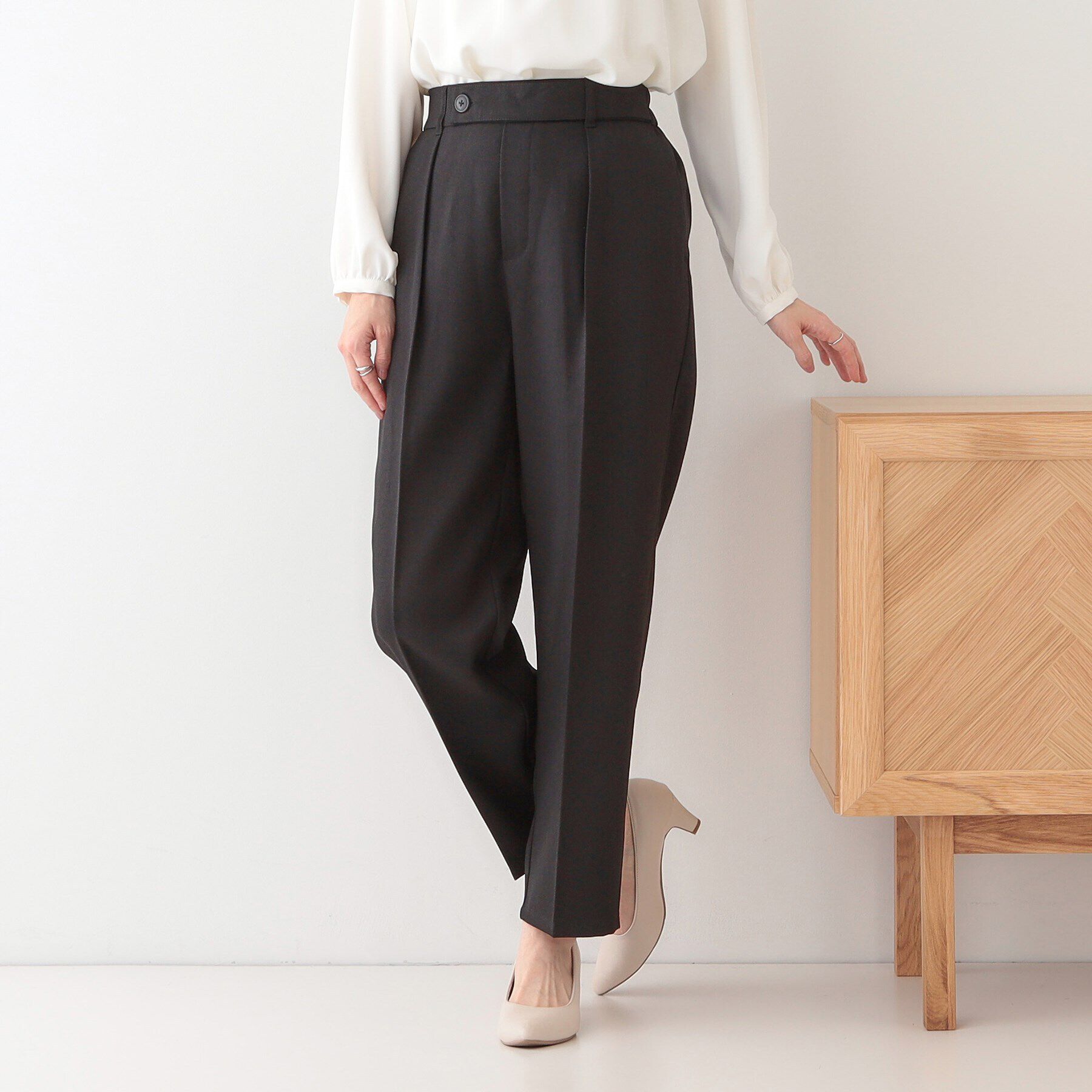SHOO･LA･RUE「【S-LL】オフィスシーンでも活躍 タックテーパードパンツ」|その他|ブラック(019)