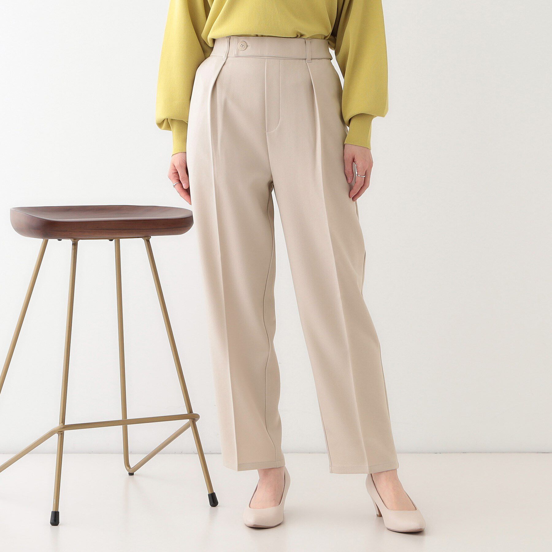 SHOO･LA･RUE「【S-LL】オフィスシーンでも活躍 タックテーパードパンツ」|その他|ライトベージュ(05