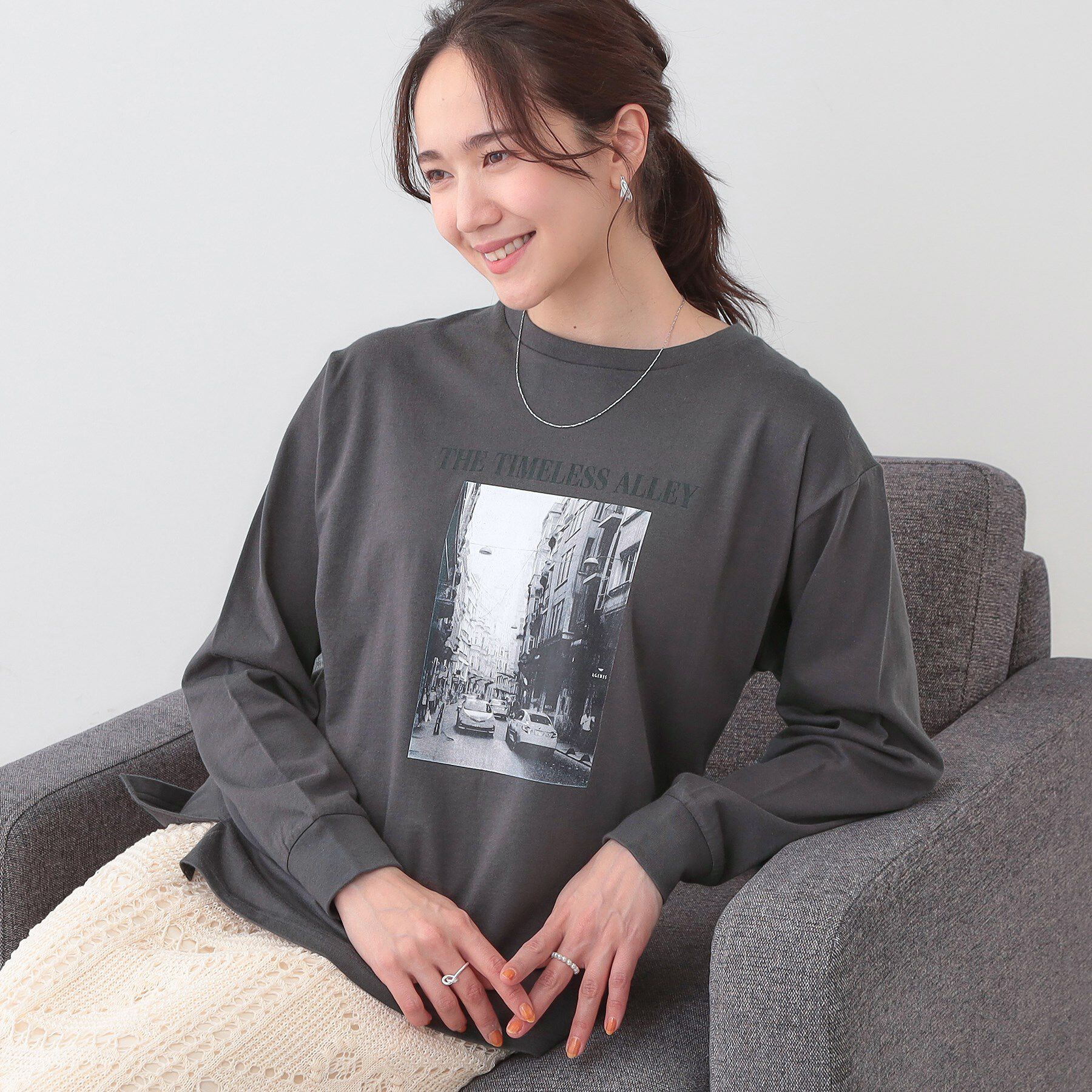 SHOO･LA･RUE「【洗える/S-LL】一枚でもレイヤードでも グラフィック長袖Tシャツ」|Tシャツ・カットソー|チャコールグレー(1