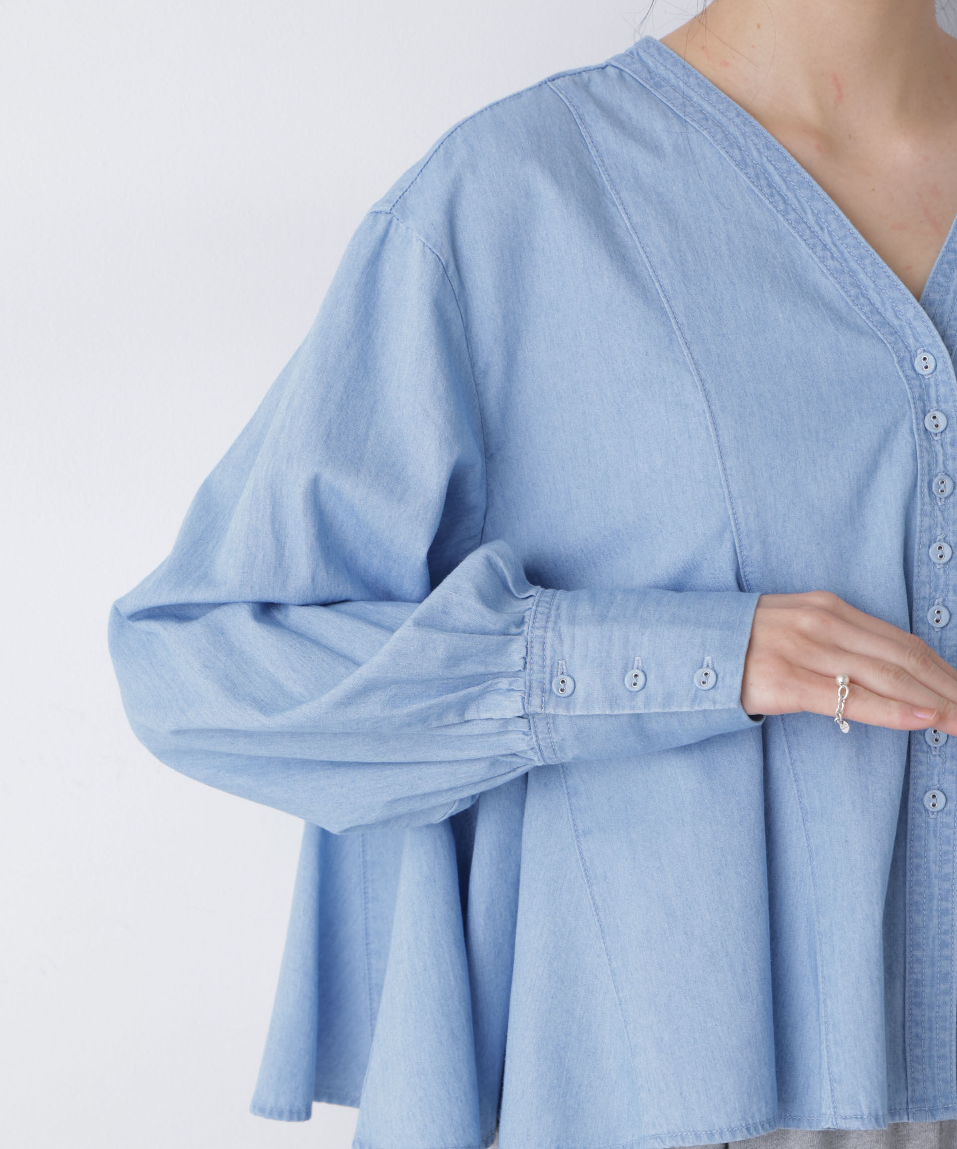 nano･universe「ライトデニムフレアブラウス」|シャツ・ブラウス|