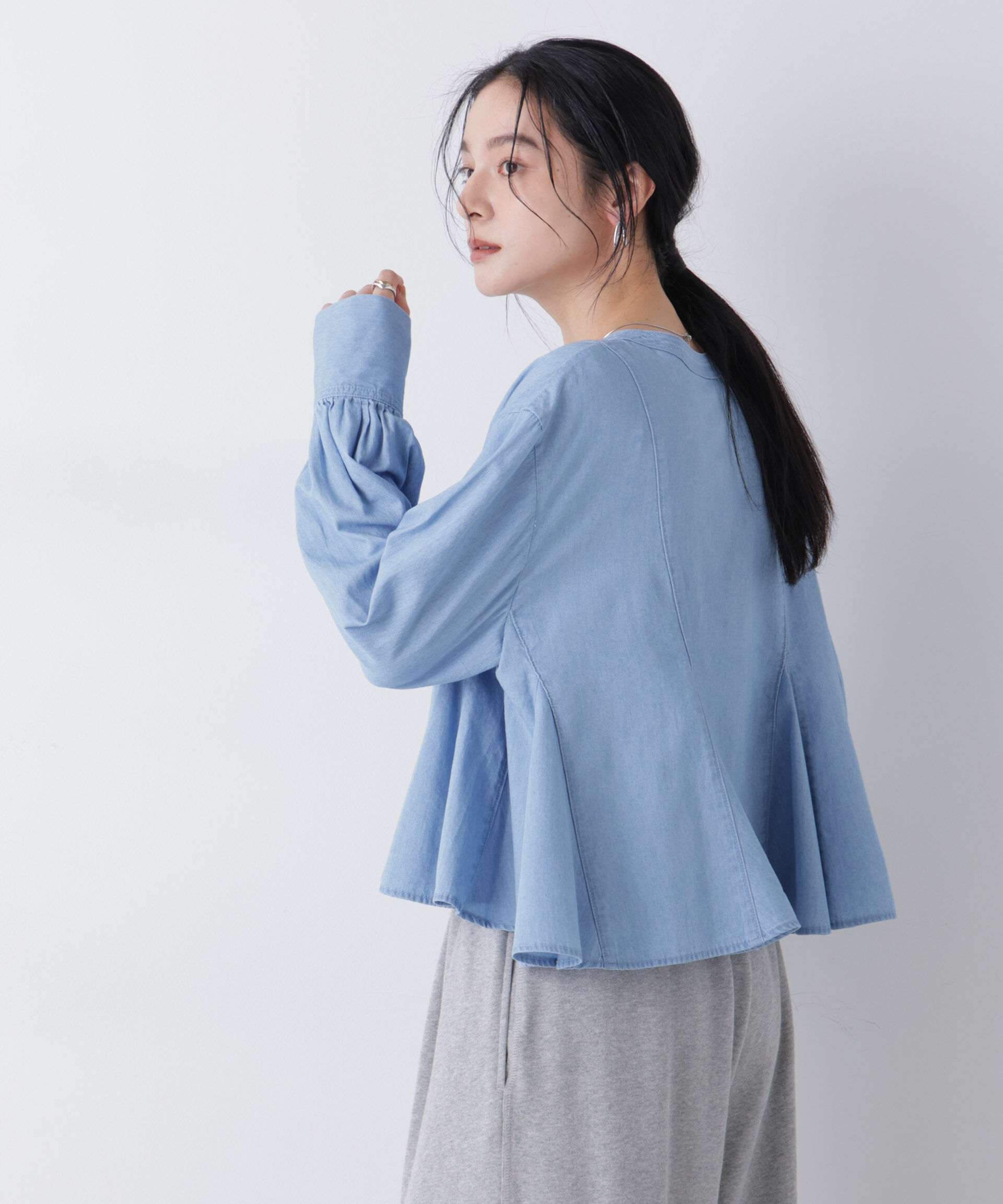 nano･universe「ライトデニムフレアブラウス」|シャツ・ブラウス|