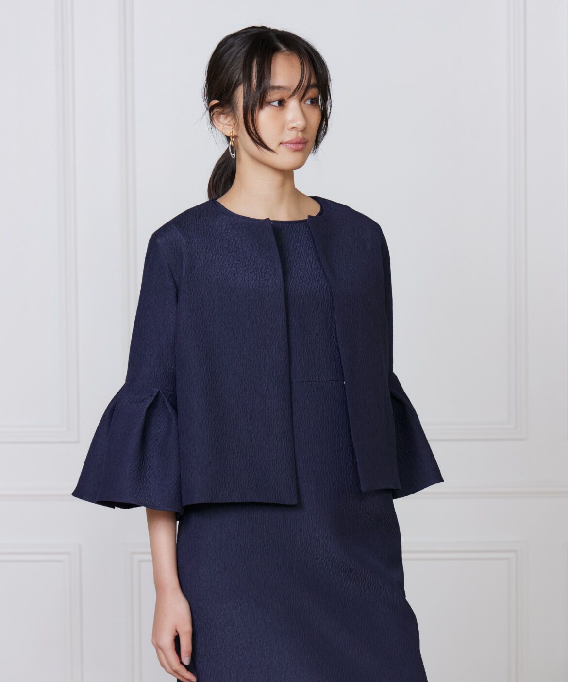 7-IDconcept.「《大きいサイズ》タックフレアースリーブジャケット」|ノーカラージャケット|