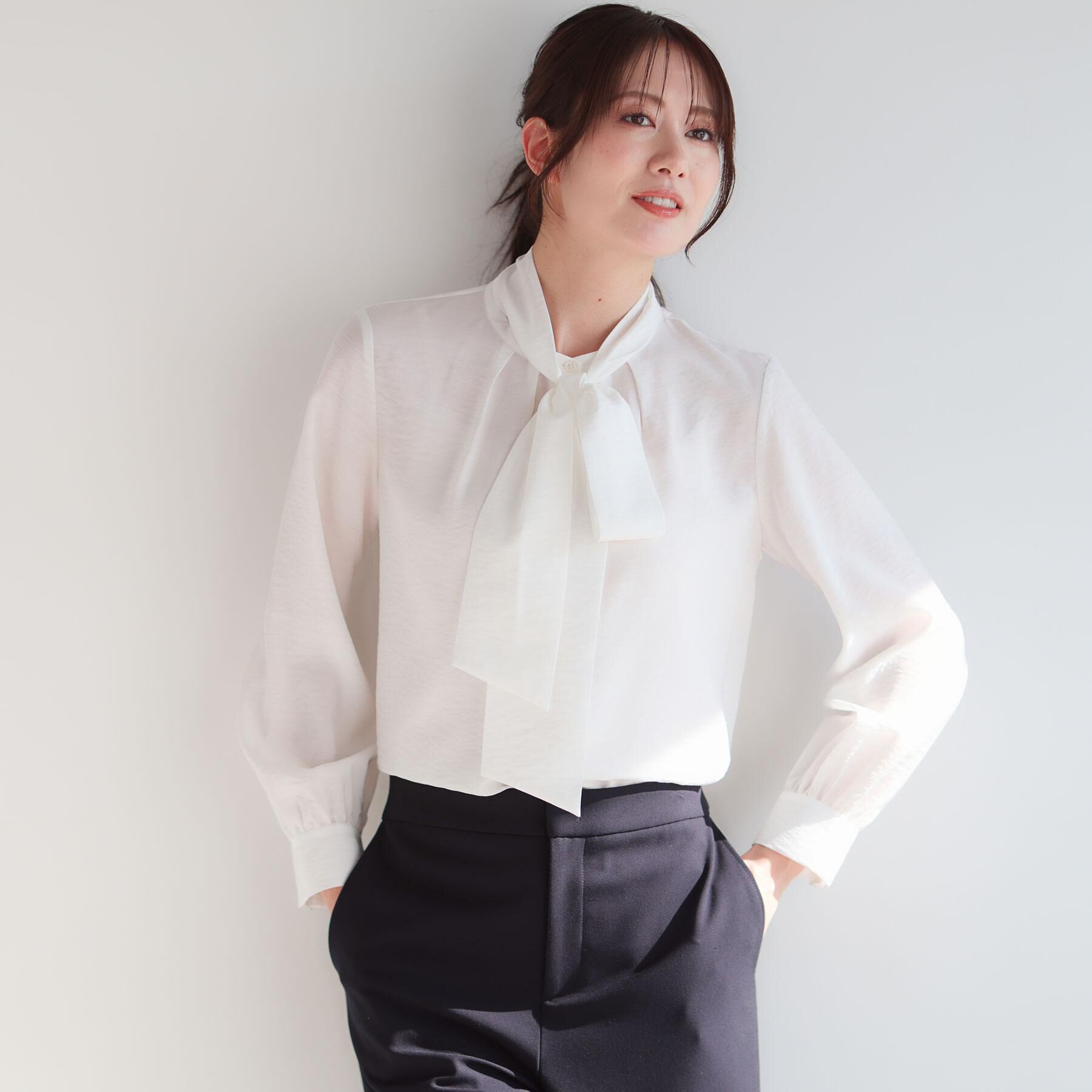 Reflect「【セレモニー・通勤に◎／ボウタイ取り外し可】ボウタイ付きバンドカラーブラウス」|シャツ・ブラウス|