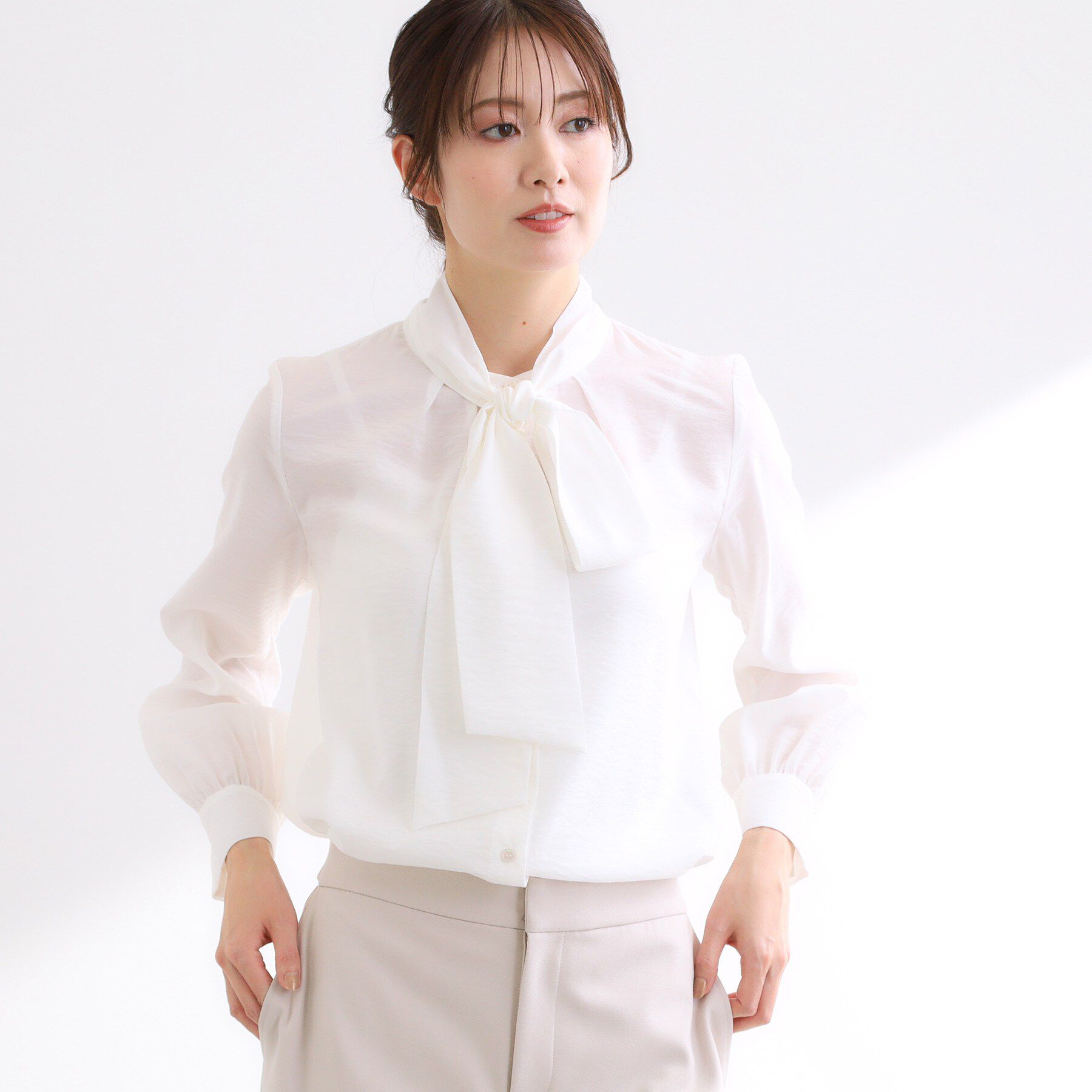 Reflect「【セレモニー・通勤に◎／ボウタイ取り外し可】ボウタイ付きバンドカラーブラウス」|シャツ・ブラウス|