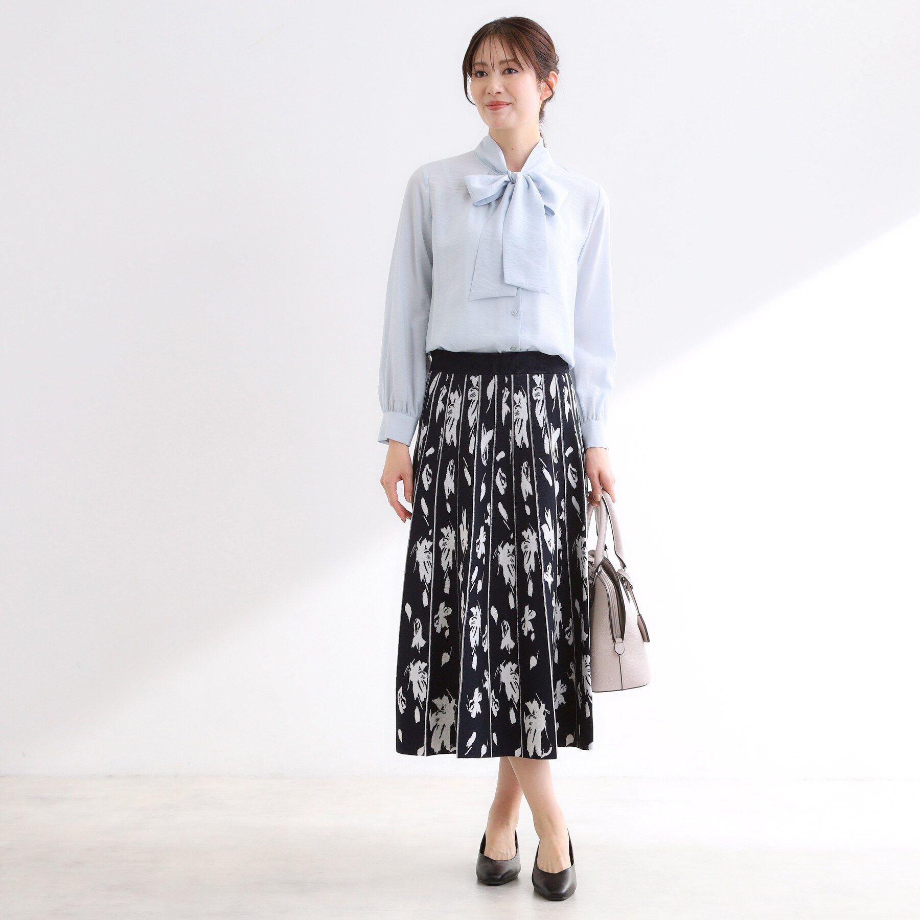 Reflect「【セレモニー・通勤に◎／ボウタイ取り外し可】ボウタイ付きバンドカラーブラウス」|シャツ・ブラウス|