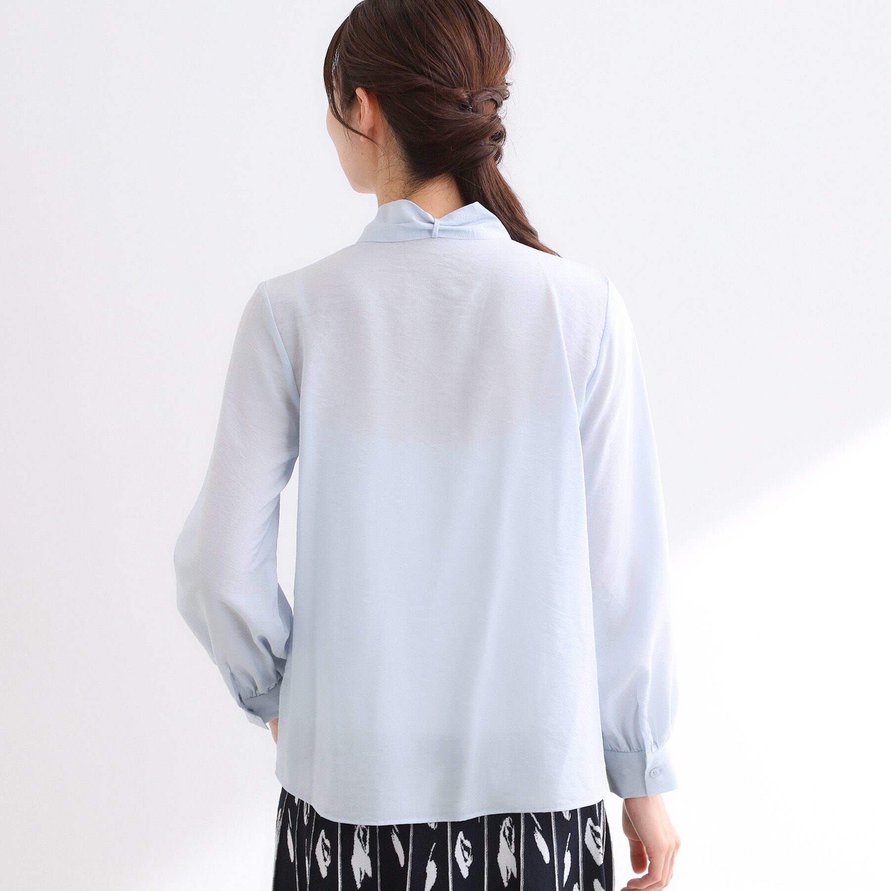 Reflect「【セレモニー・通勤に◎／ボウタイ取り外し可】ボウタイ付きバンドカラーブラウス」|シャツ・ブラウス|