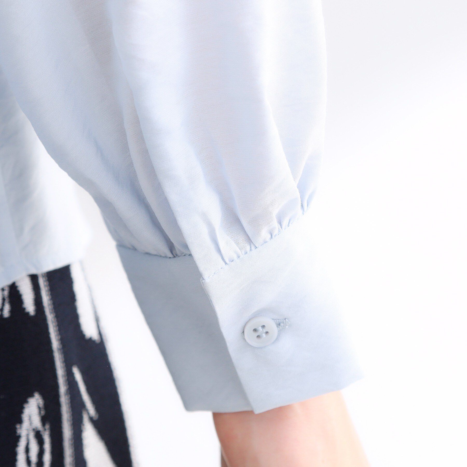 Reflect「【セレモニー・通勤に◎／ボウタイ取り外し可】ボウタイ付きバンドカラーブラウス」|シャツ・ブラウス|