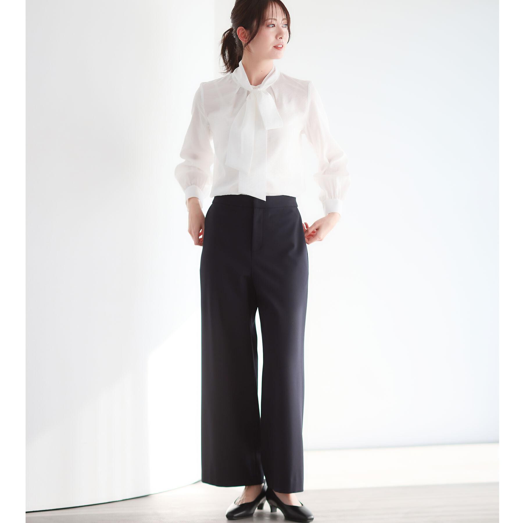 Reflect「【セレモニー・通勤に◎／ボウタイ取り外し可】ボウタイ付きバンドカラーブラウス」|シャツ・ブラウス|