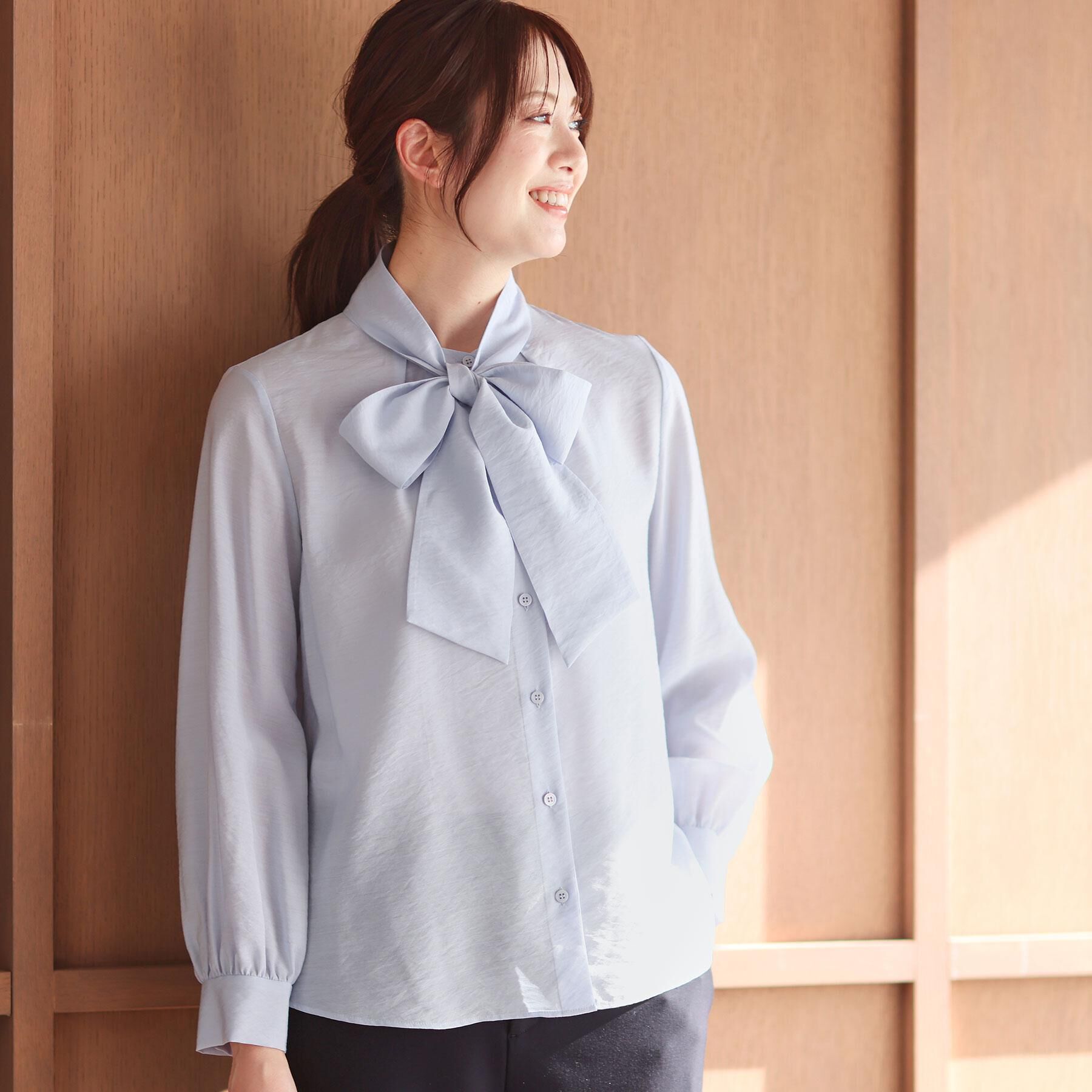 Reflect「【セレモニー・通勤に◎／ボウタイ取り外し可】ボウタイ付きバンドカラーブラウス」|シャツ・ブラウス|