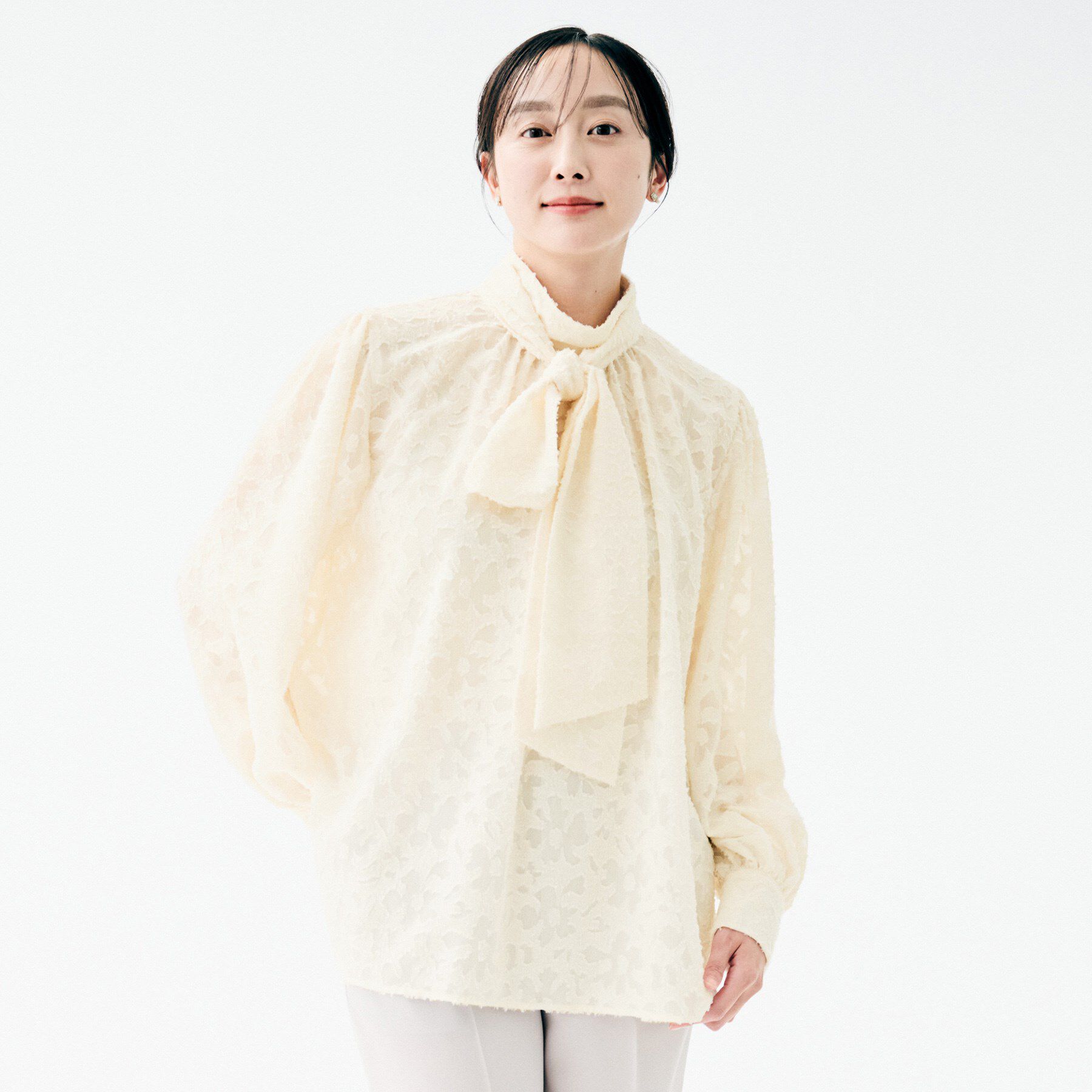 UNTITLED「【セレモニー/洗える/シアー】カットジャカード ボウタイブラウス」|シャツ・ブラウス|