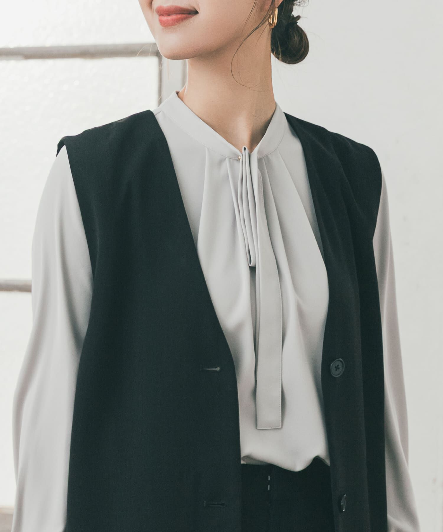 URBAN RESEARCH DOORS「リボンポイントタックブラウス」|シャツ・ブラウス|