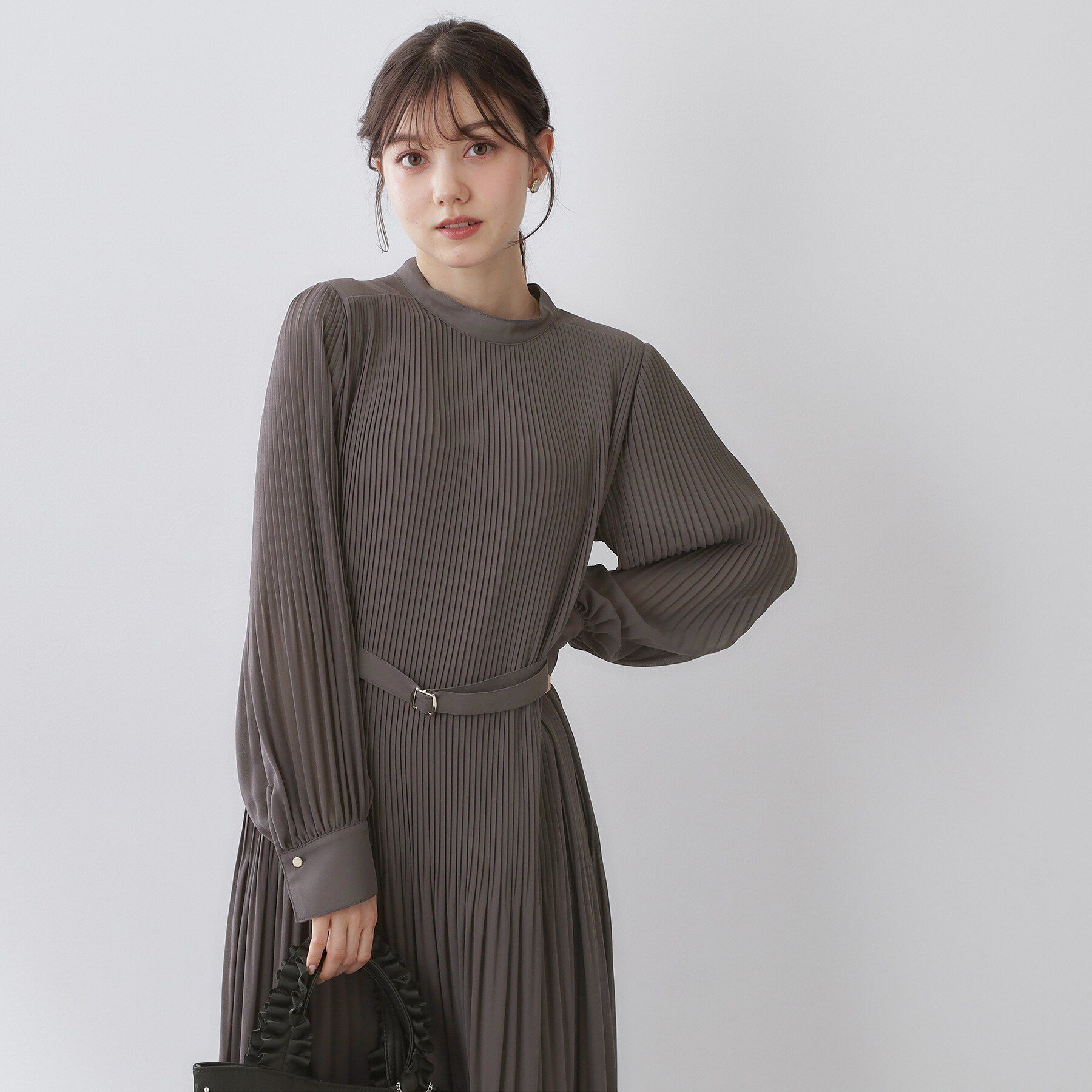 index「ベルト付きプリーツフレアワンピース【洗濯機OK/イージーアイロン/防シワ】《5col》」|ワンピース|チャコールグレー(0