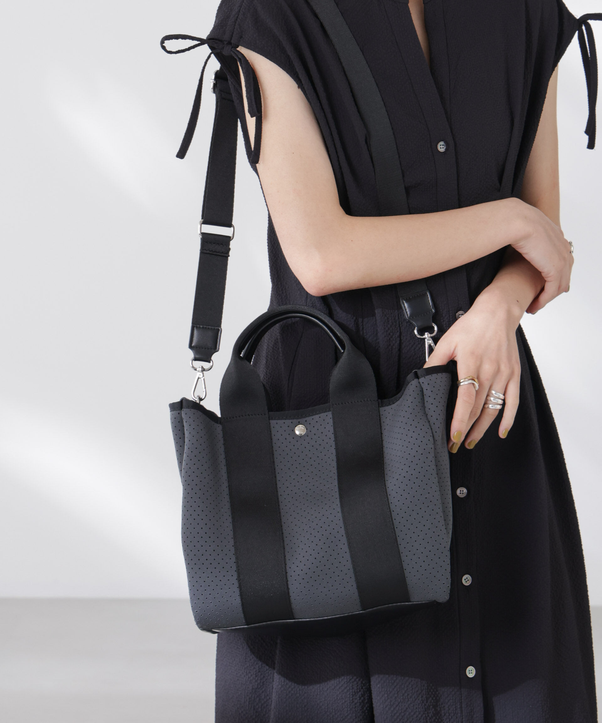 nano･universe「パンチングショルダートートバッグ」|ショルダー・メッセンジャー|グレー