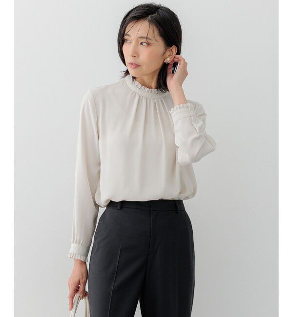23区「【吸水速乾/UVケア/防シワ性】バックサテンアムンゼン スタンドフリル ブラウス」|シャツ・ブラウス|ベージュ系