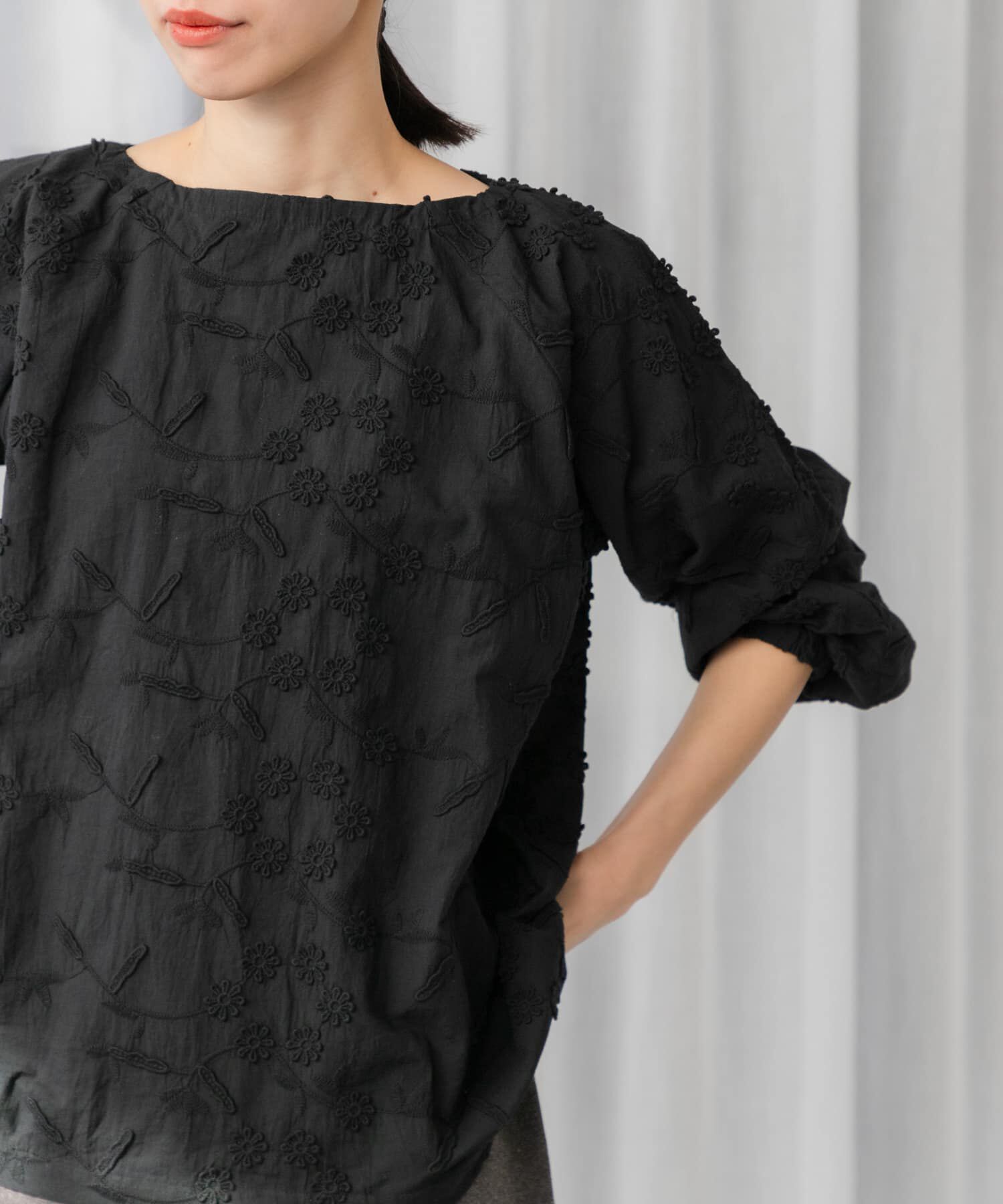 URBAN RESEARCH DOORS「立体刺繍ブラウス」|シャツ・ブラウス|